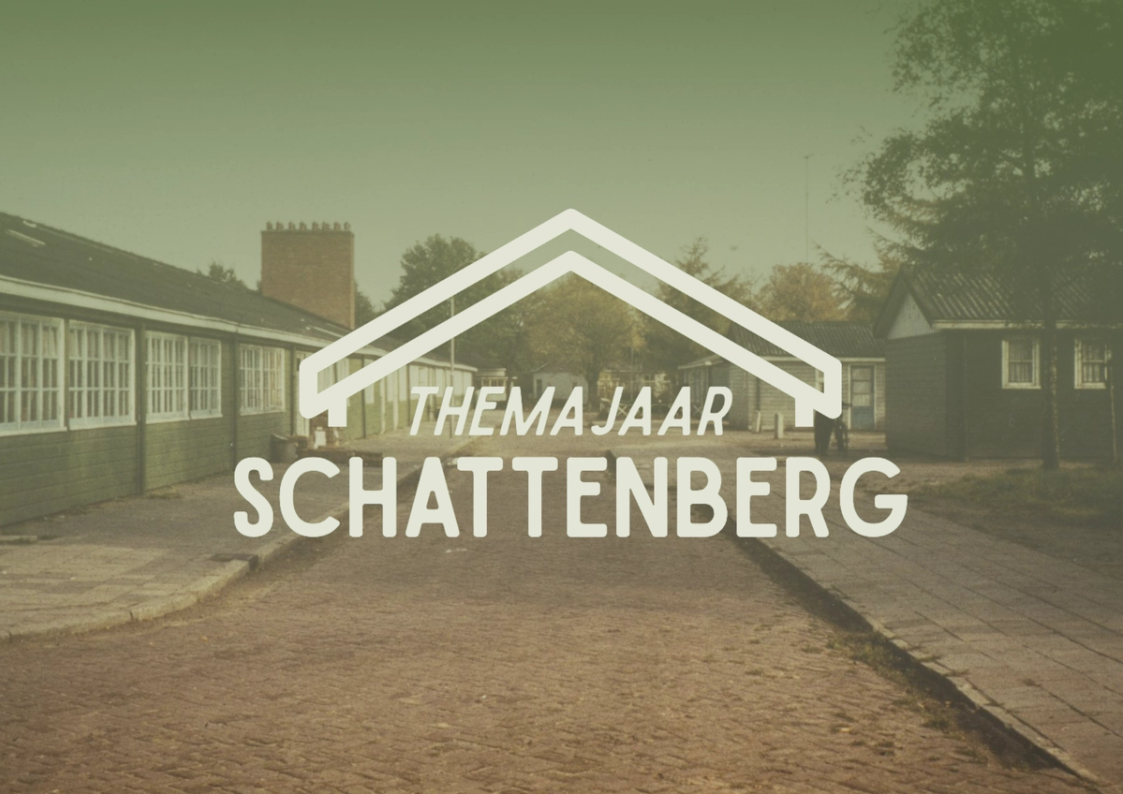 Logo van het Themajaar Schattenberg 2026 bij Herinneringscentrum Kamp Westerbork met een oude foto van de barakken in Schattenberg op de achtergrond