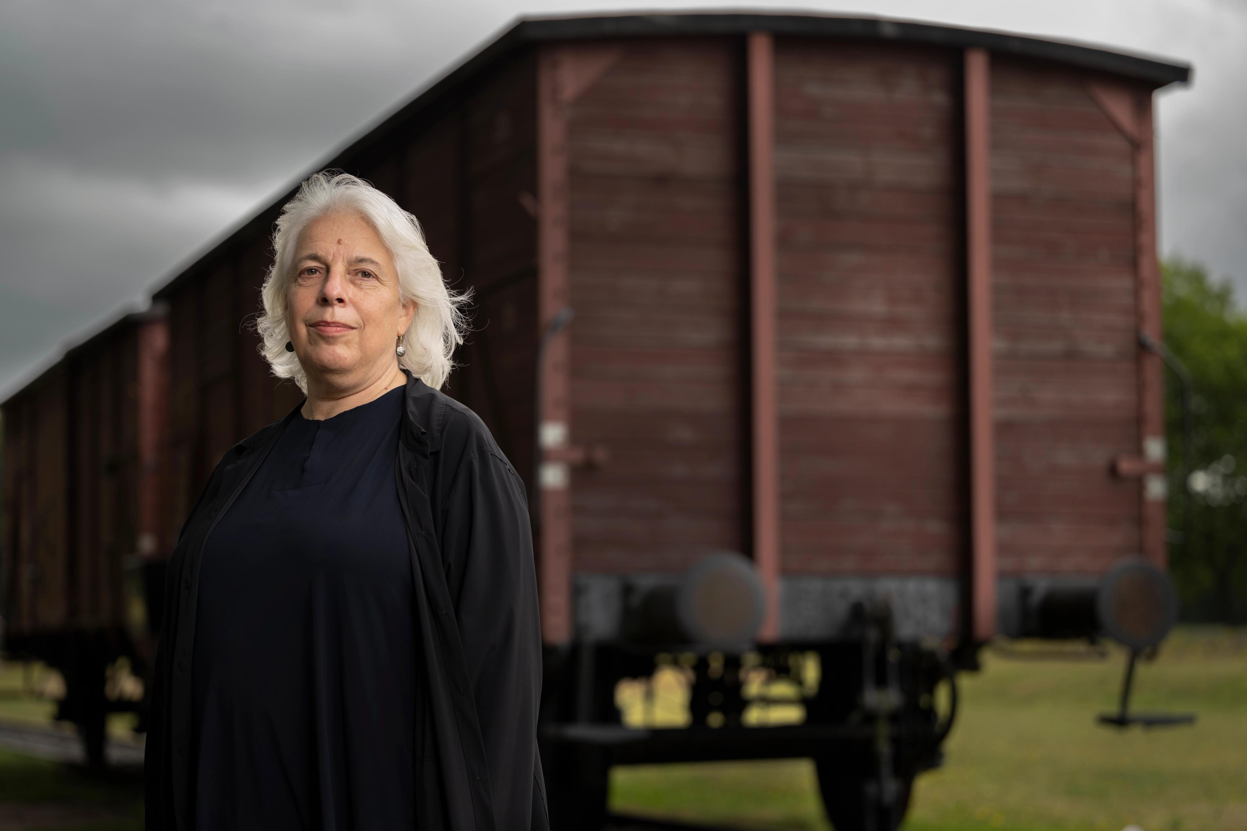 Directeur Bertien Minco van Herinneringscentrum Kamp Westerbork voor de wagon op het kampterrein
