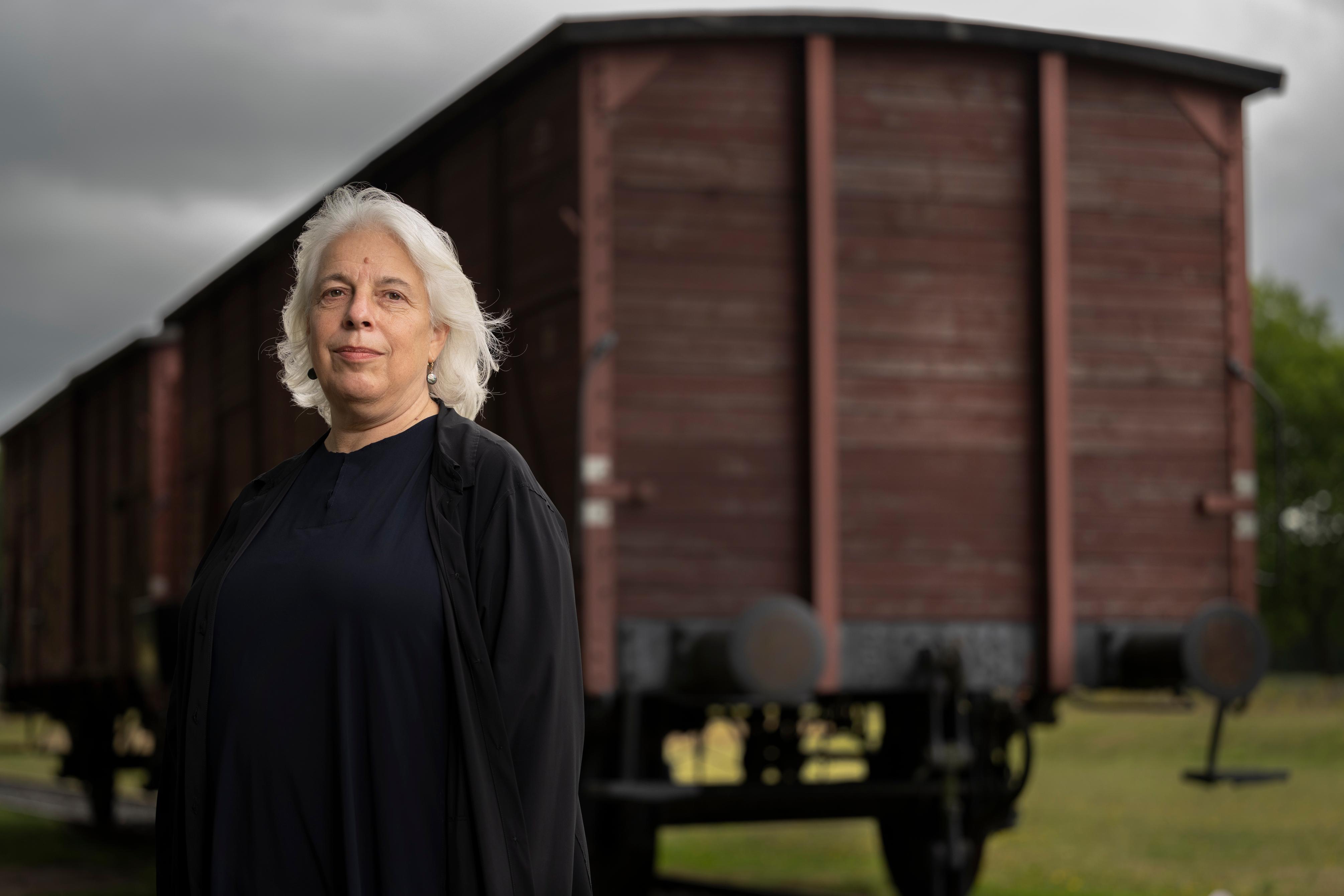 Directeur Bertien Minco van Herinneringscentrum Kamp Westerbork voor de wagon op het kampterrein