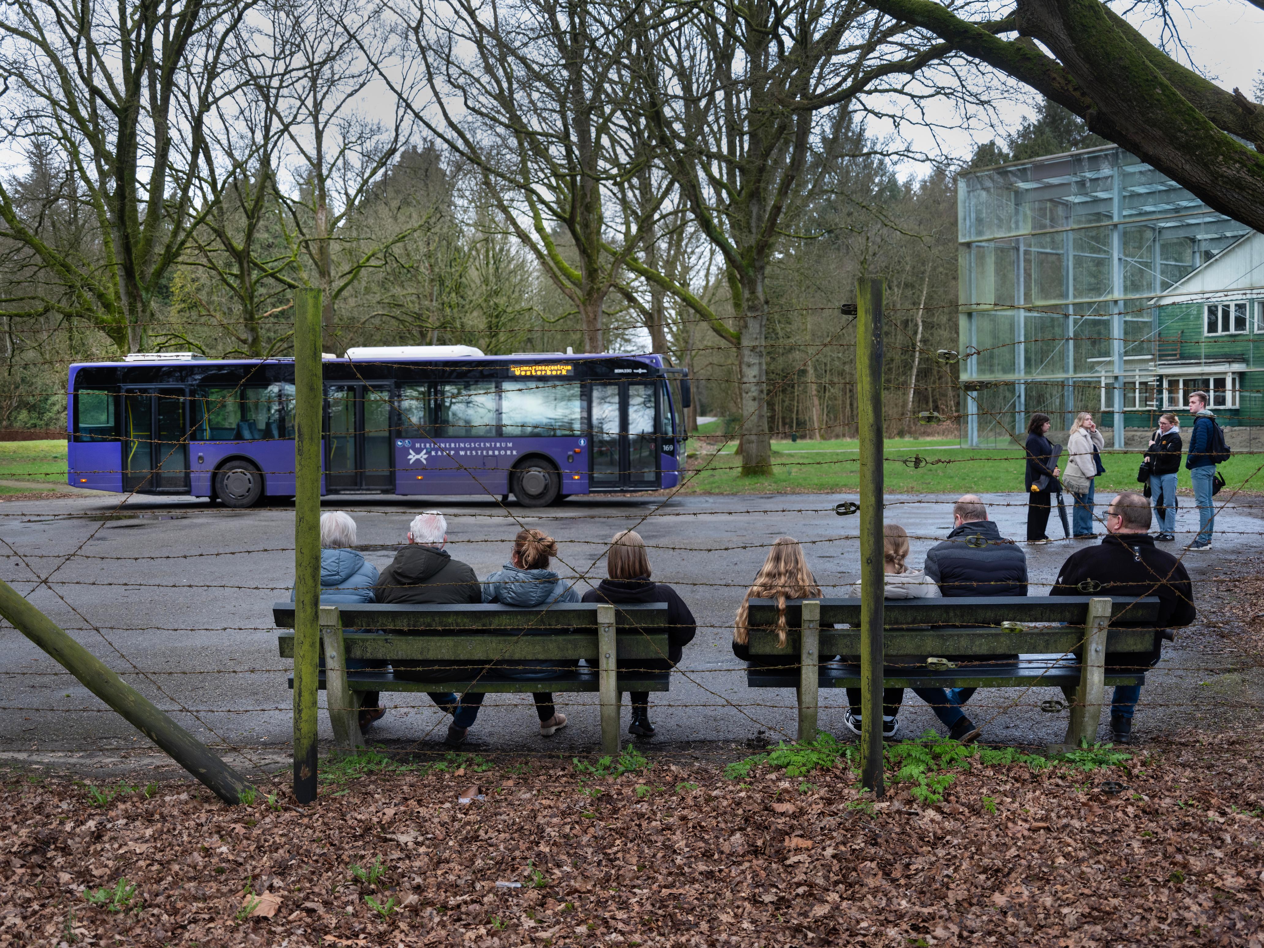 bezoekers wachten op de pendebus
