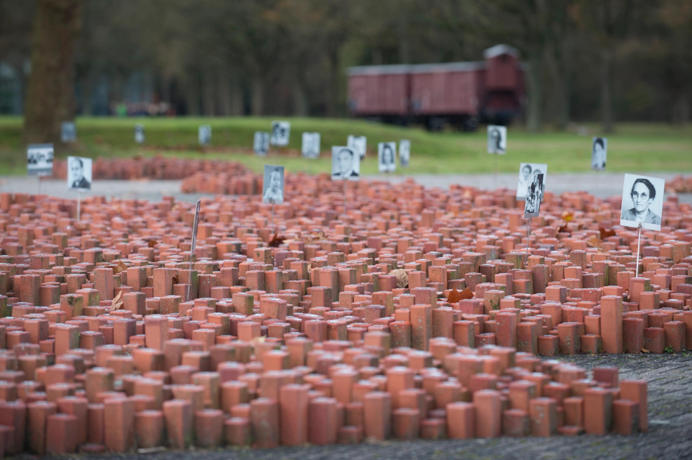 De 102.000 Stenen monument, met op de achtergrond de wagon op kampterrein van kamp Westerbork