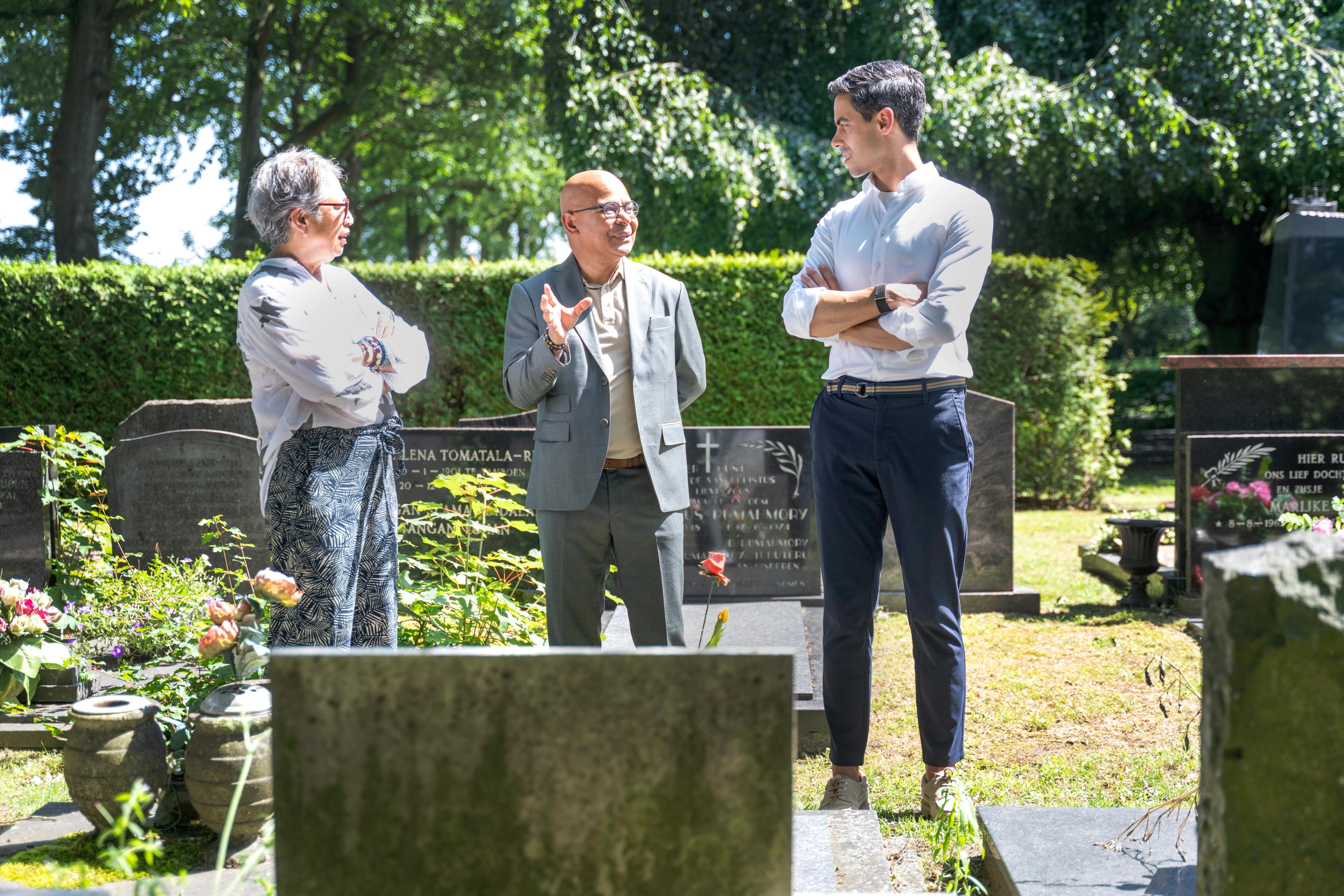 Minister-president Rob Jetten kijkt naar graf met naast hem John Matahelumual en een voormalig Schattenberg bewoonster