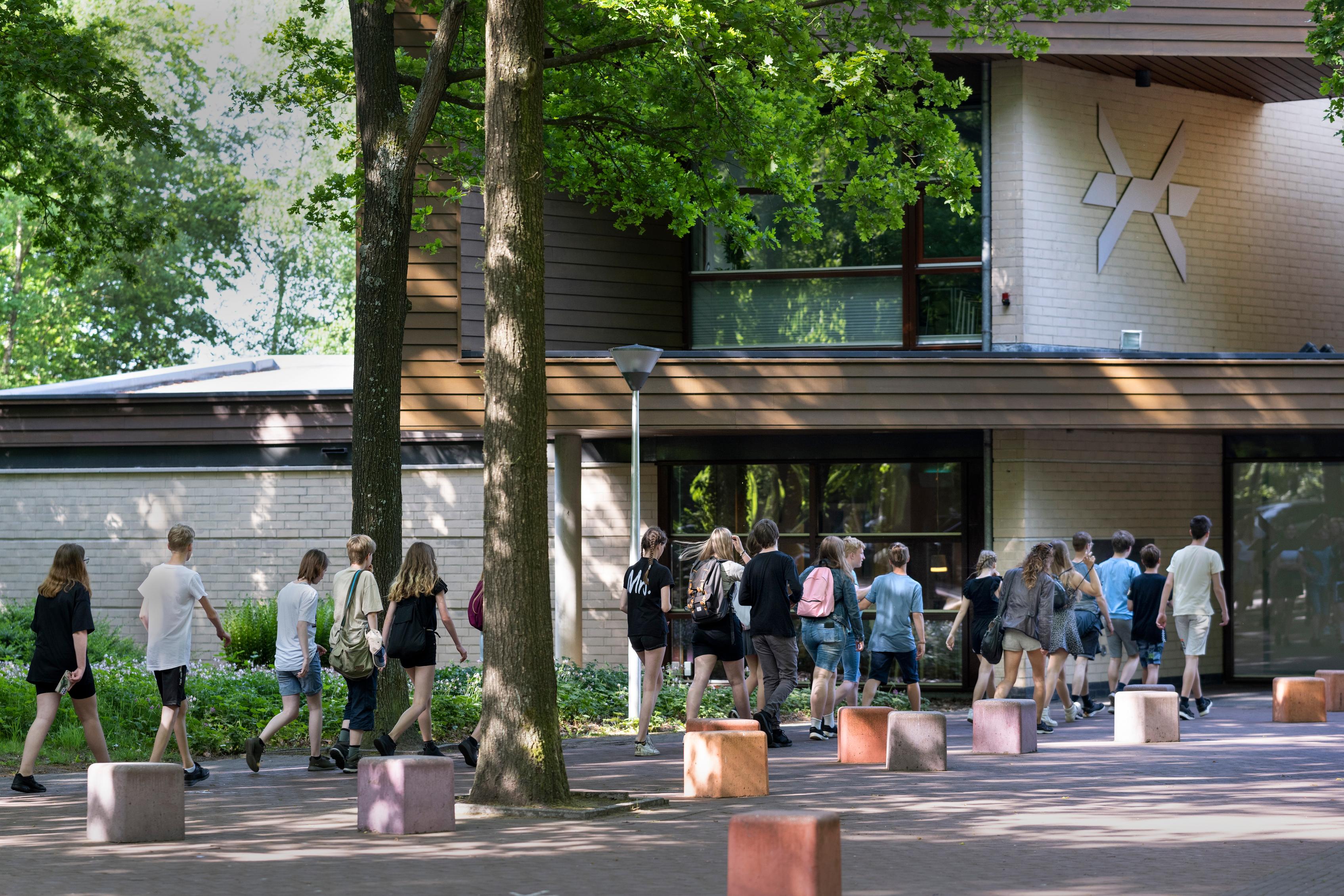 Groep jongeren wandelt naar de ingang van Herinneringscentrum Kamp Westerbork