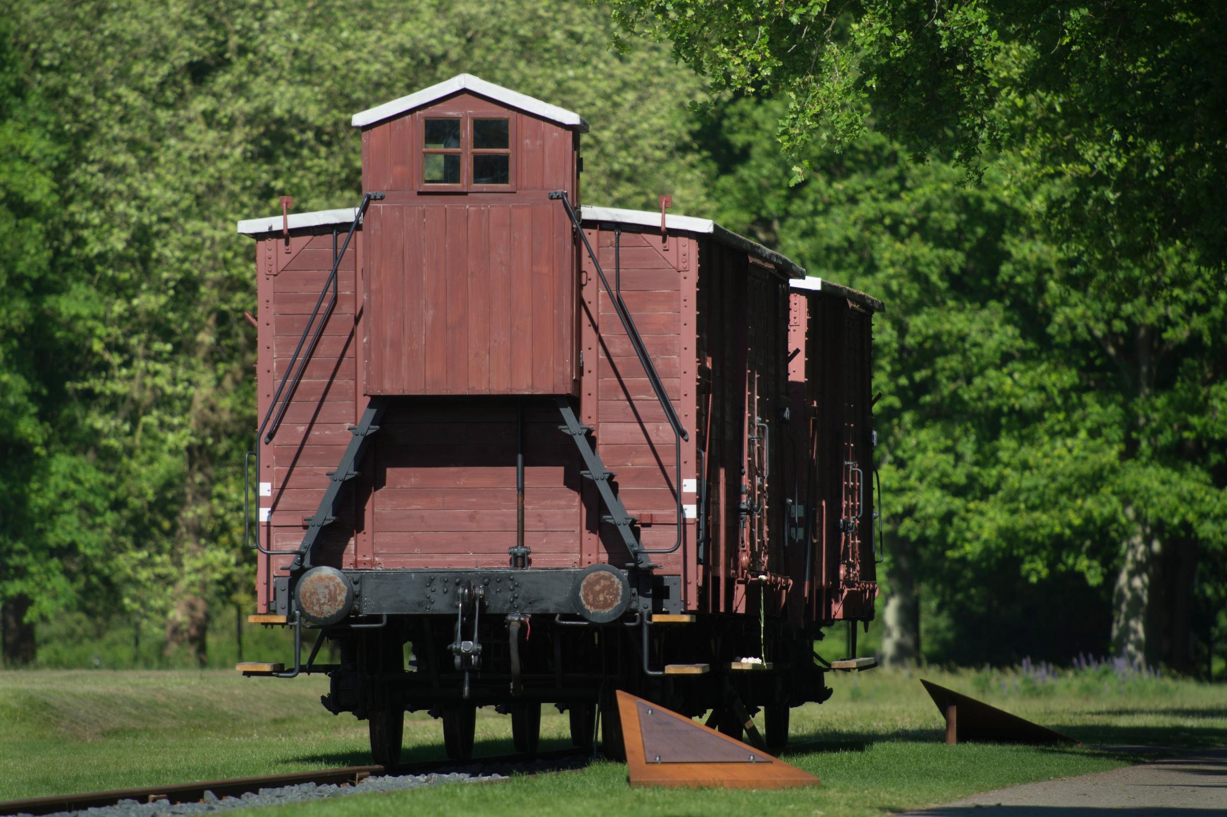 De gereconstrueerde treinwagon op voormalig kamp Westerbork