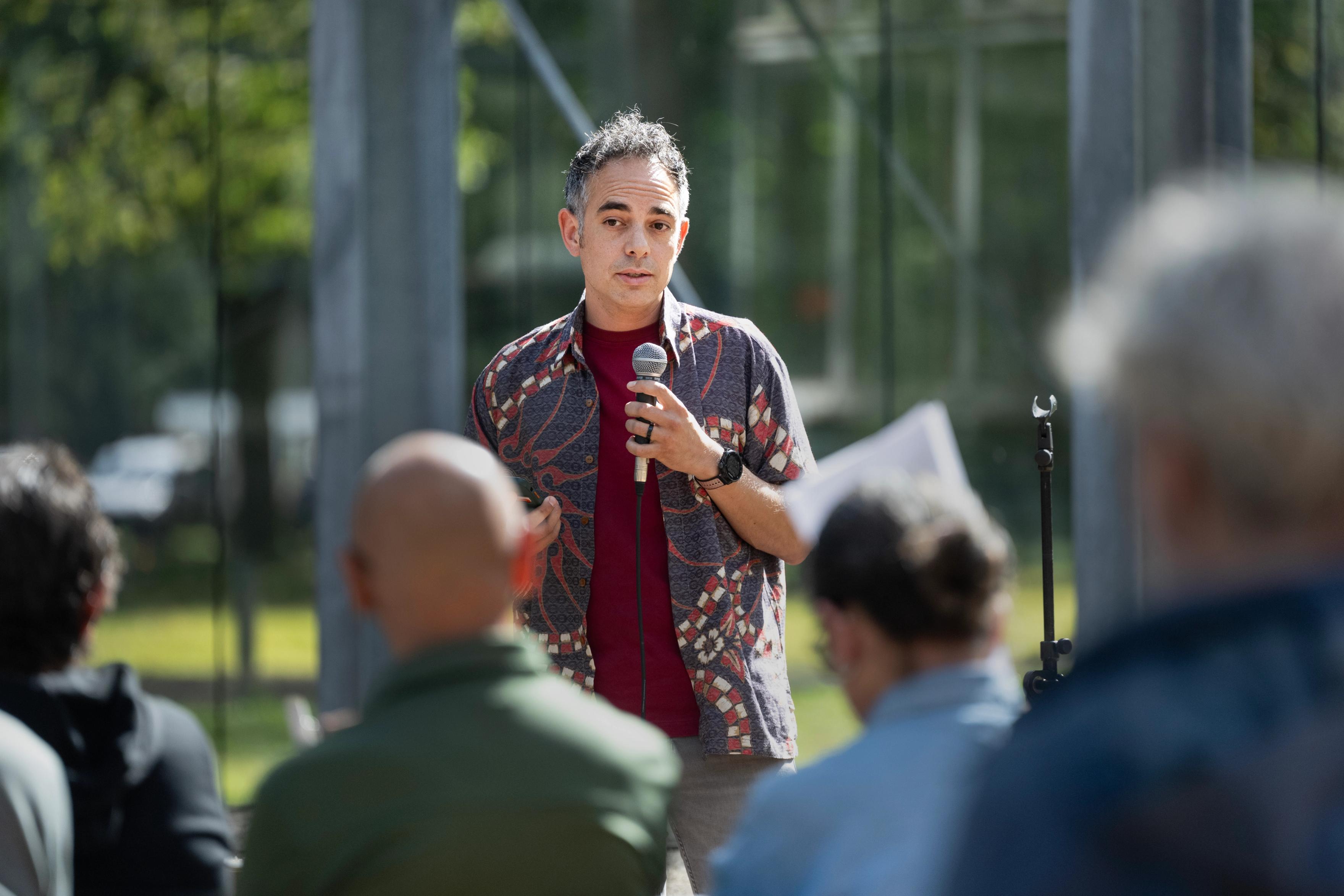 Vertegenwoordiger van het themajaar Schattenberg Joost Tanasale doet toespraak voor de herdenking van de aankomst van Molukkers in voormalig kamp Schattenberg