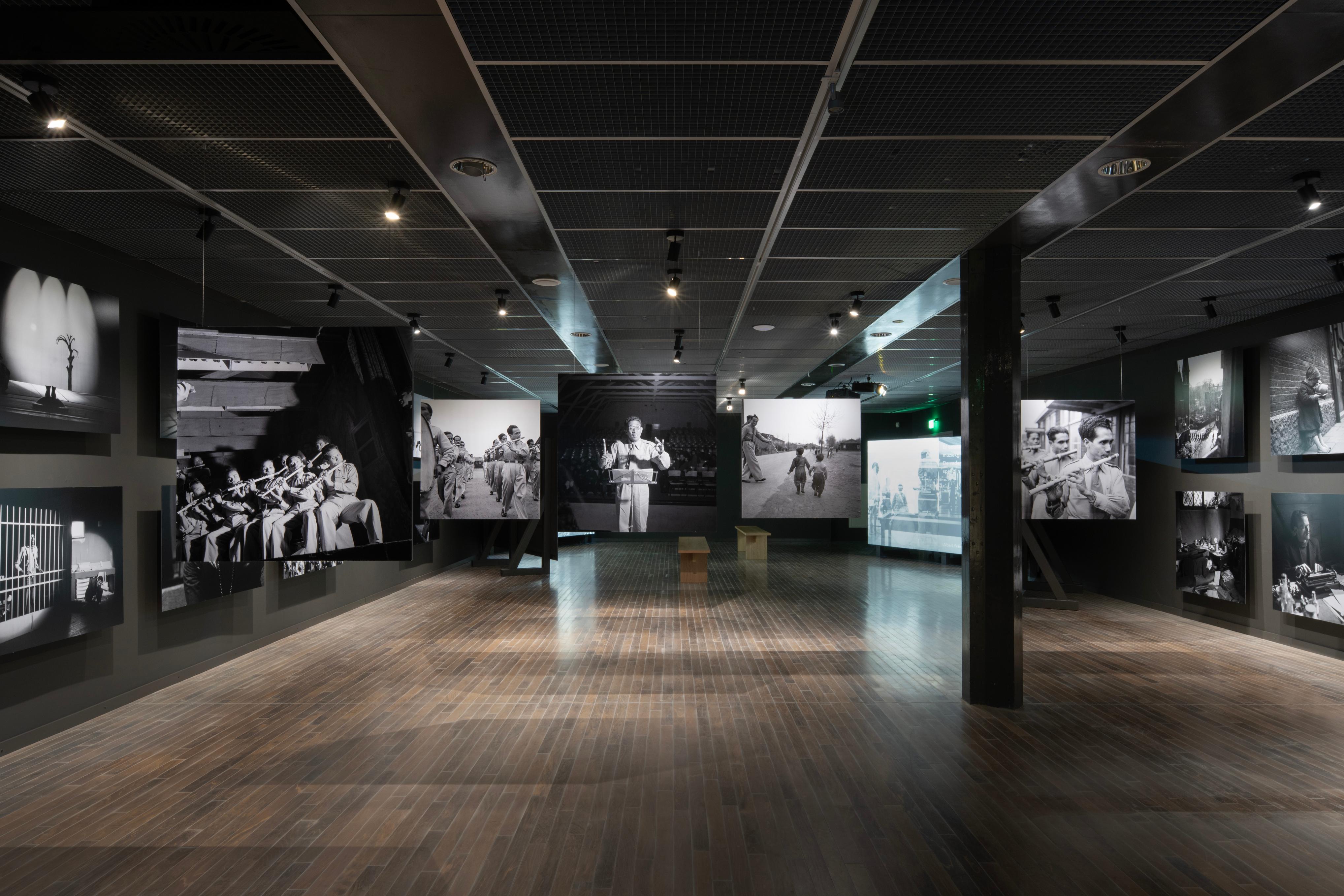 Tentoonstellingruimte van de expo over Maria Austria, met meerdere uitvergrote zwart-wit foto's