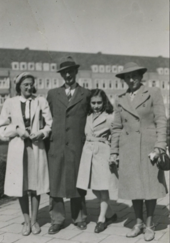 Zwart-wit foto van de familie Frank, met vader moeder, Anne en Margot