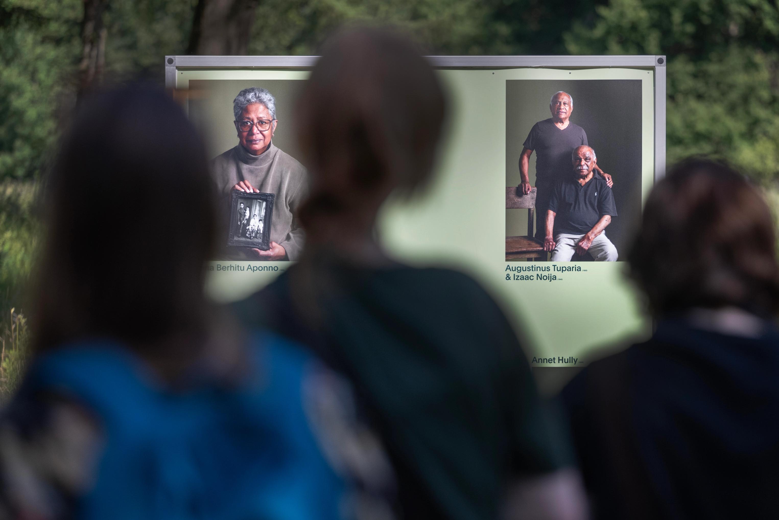 Kinderen staan voor een blok met foto's, als onderdeel van een kunstinstallatie op het voormalig kampterrein van kamp Westerbork