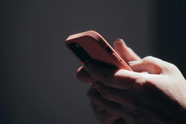 10 Hooks That Make People Stop Scrolling on LinkedIn