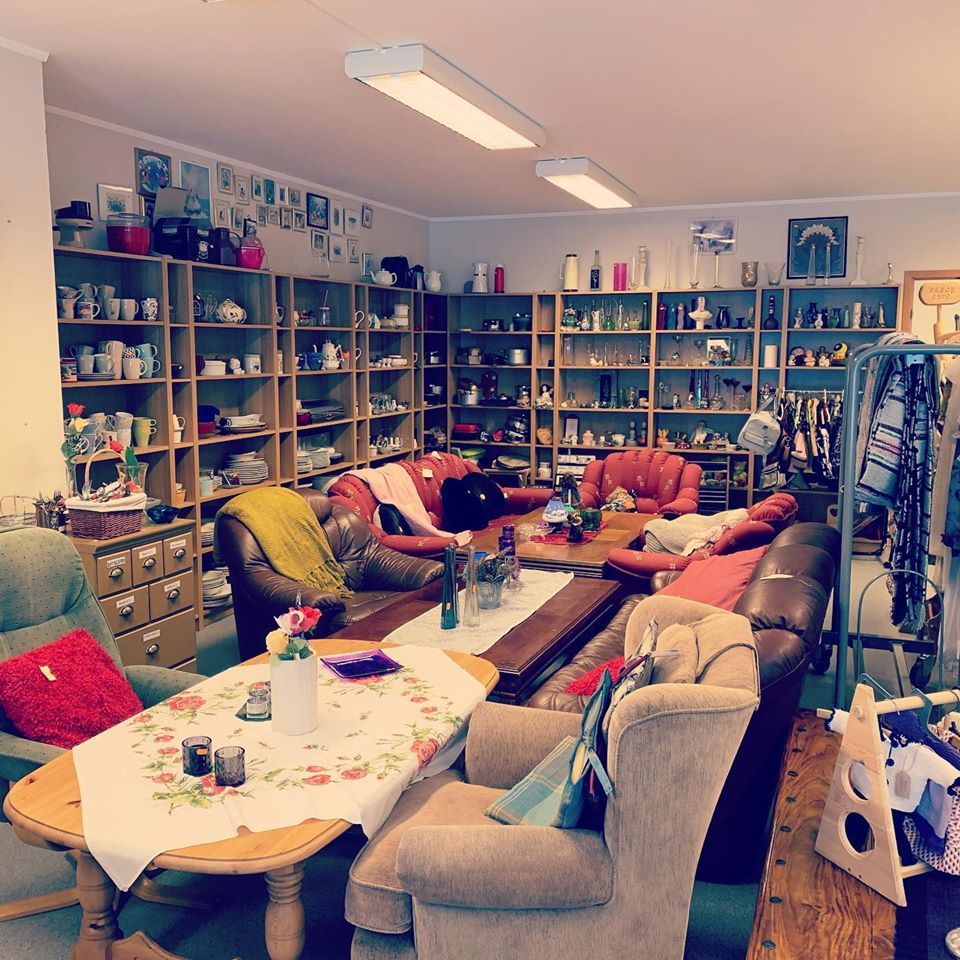 Inne i bruktbutikken på Herøy ASVO