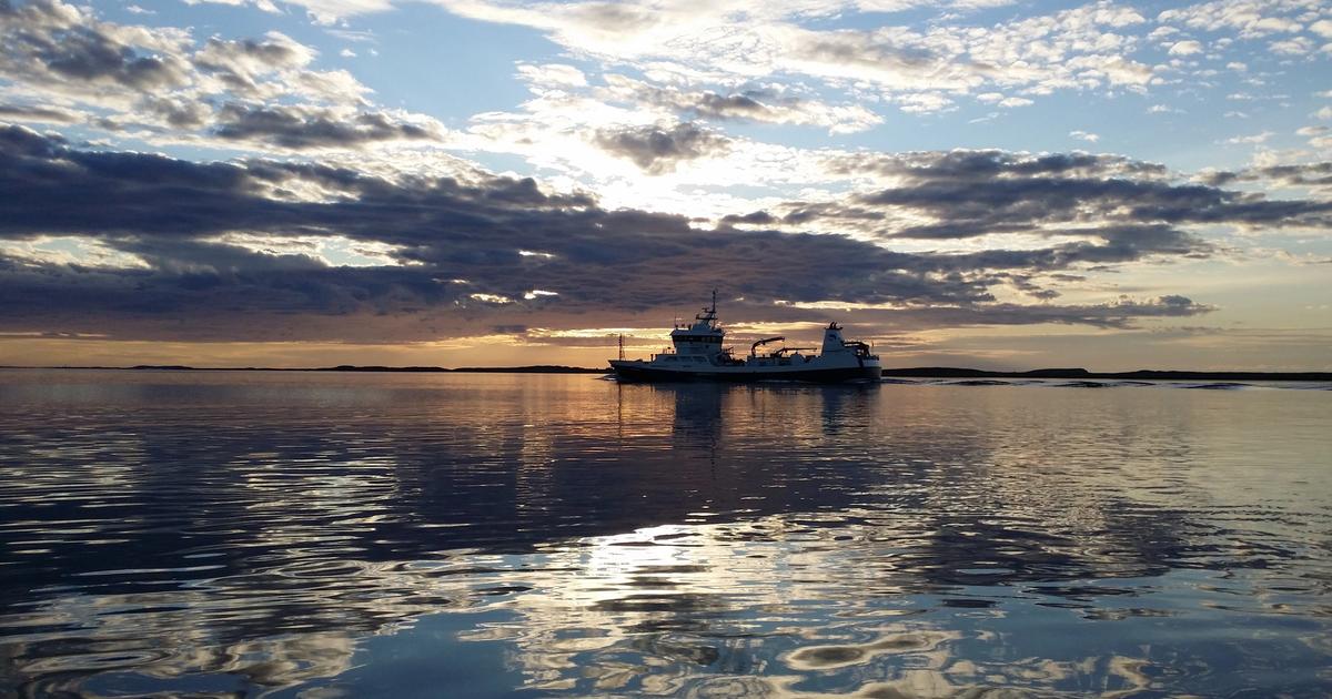 Ferga på vei inn mot Herøy i solnedgang