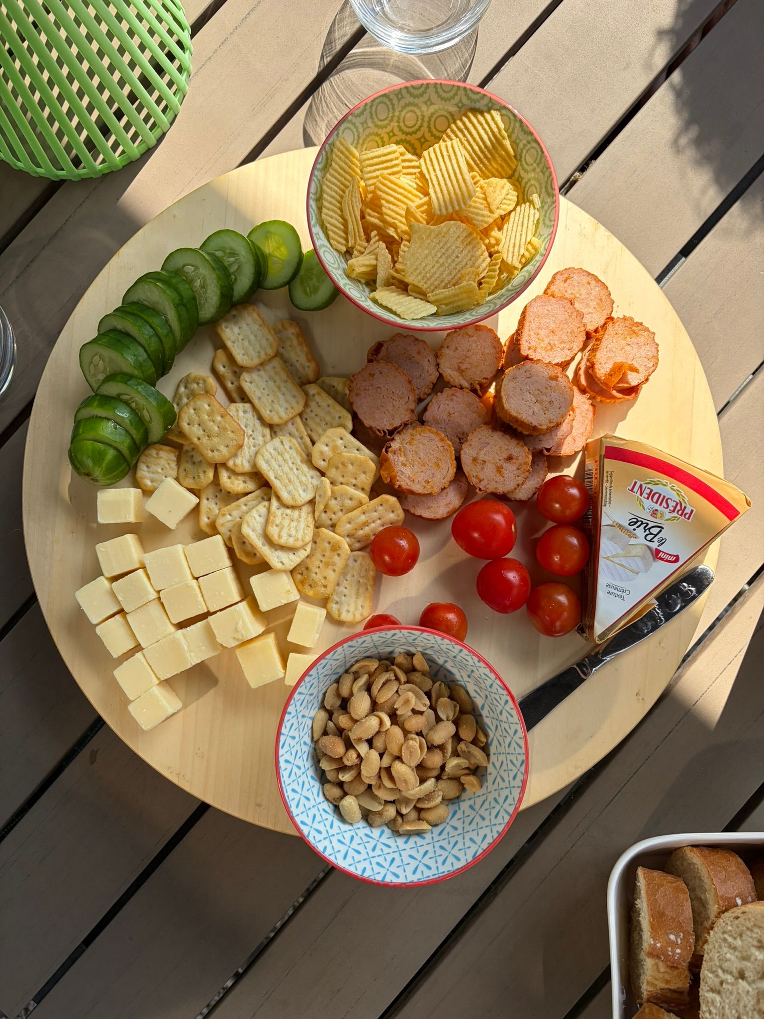 Borrelplank voor Franse apéro met kaas, brie, worst, komkommer, tomaat, stokbrood, chips en nootjes