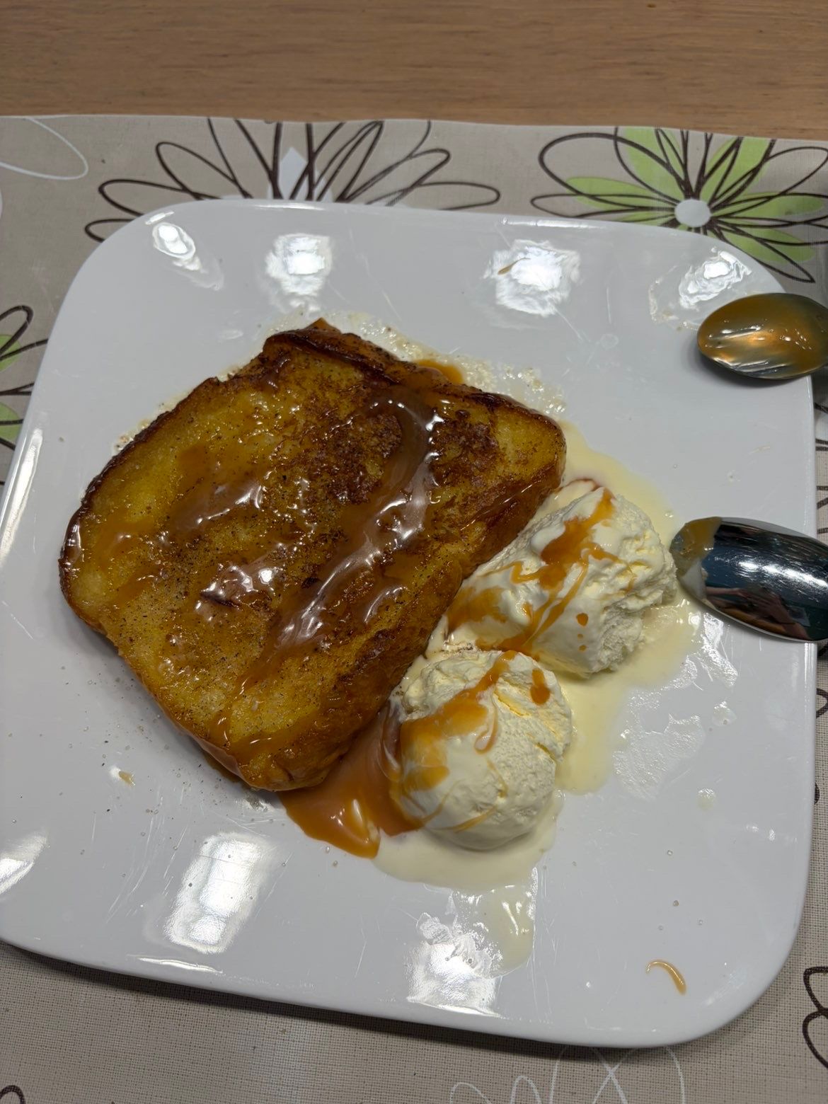 Brioche perdue met vanille-ijs en karamelsaus