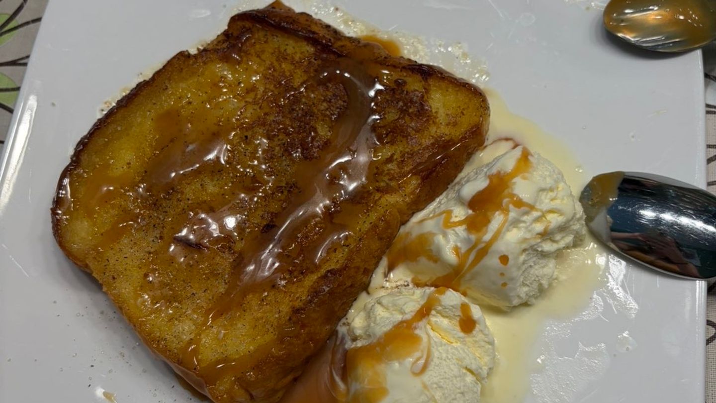 Brioche perdue met vanille-ijs en karamelsaus