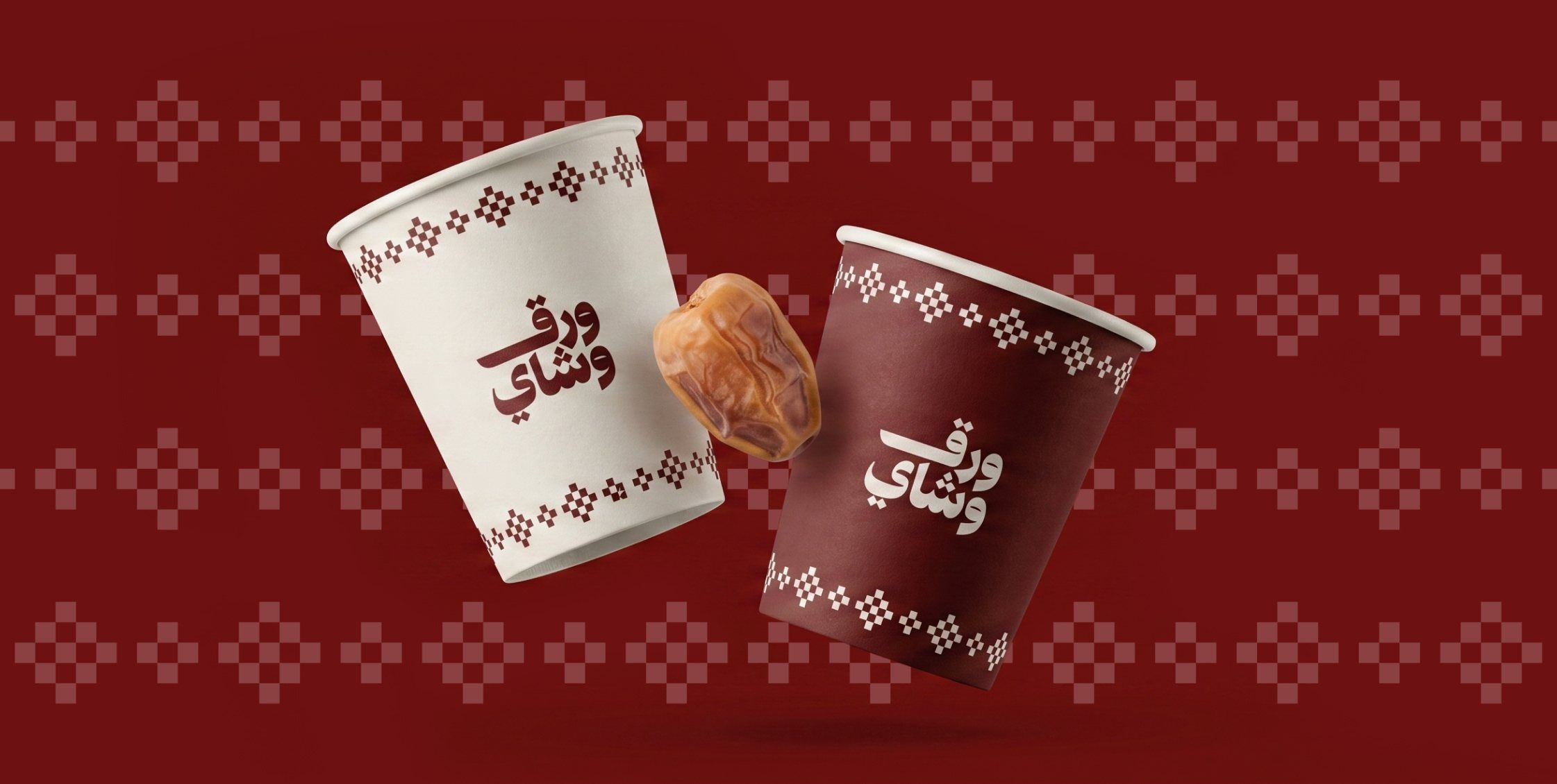 كوبان من ورق وشاي، عاجي وعنابي، على خلفية عنابية منقوشة