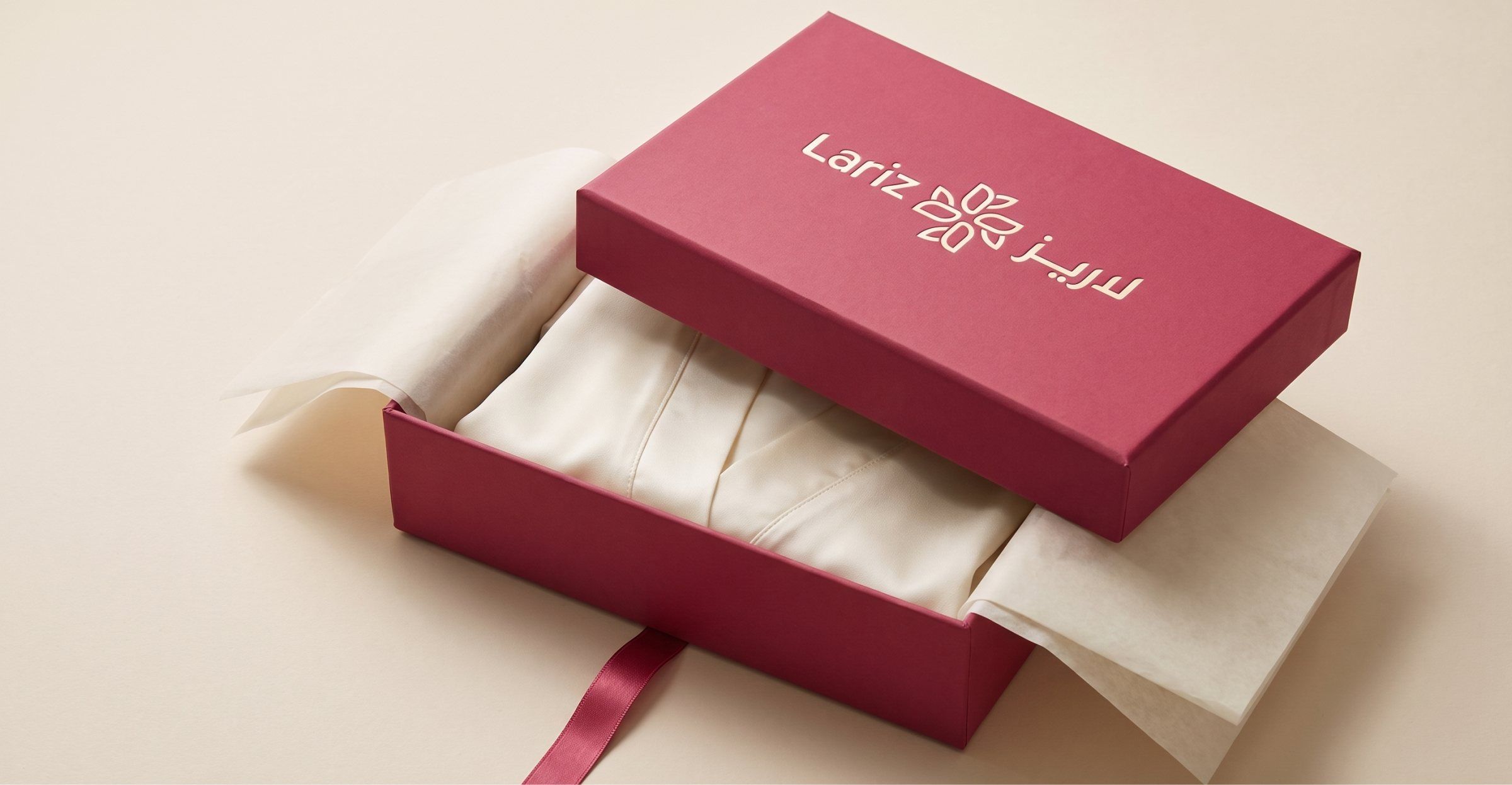 علبة لاريز بغطاء وردي داكن وداخل عاجي