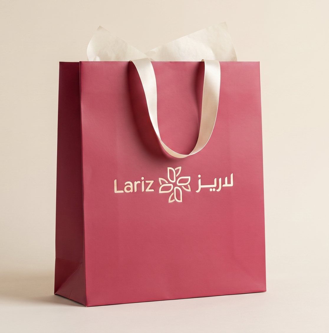حقيبة تسوق وردية بشعار لاريز