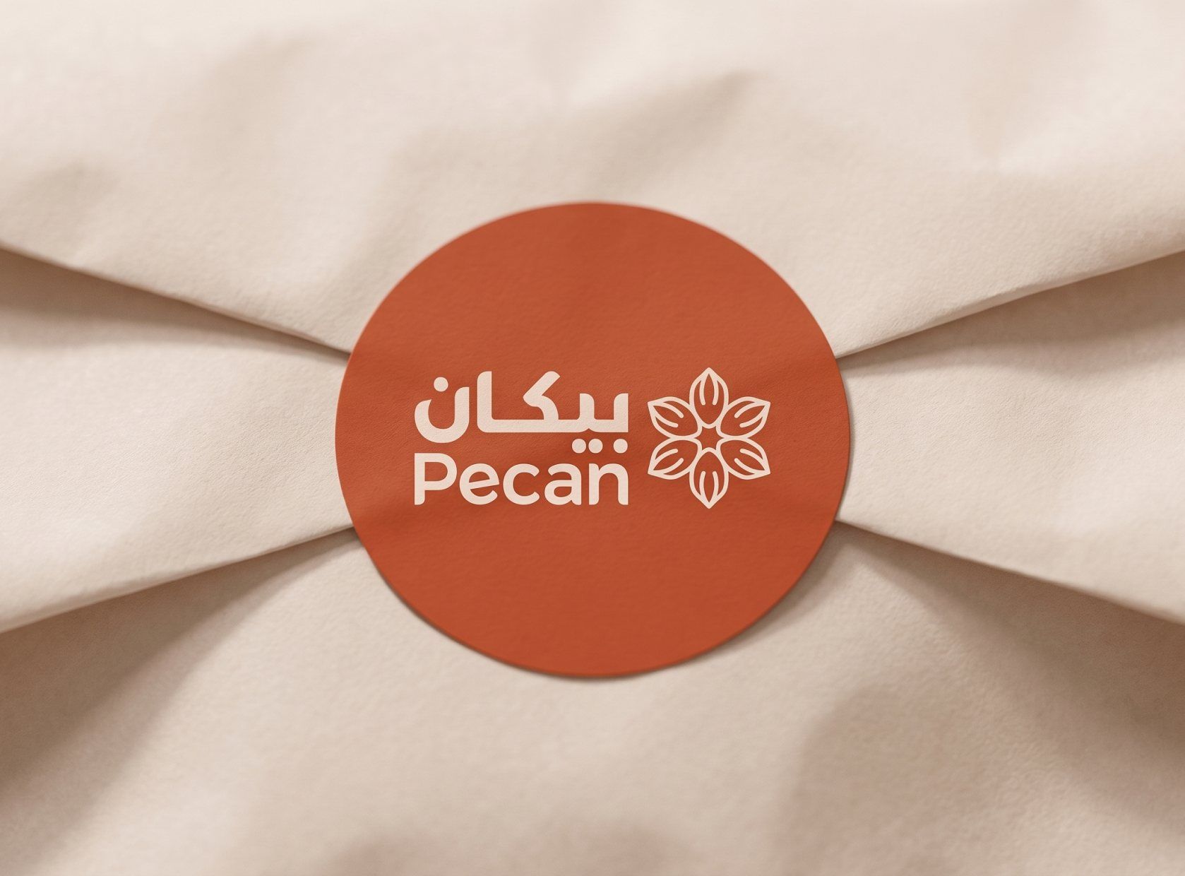 لصاقة بيكان البرتقالية على ورق تغليف