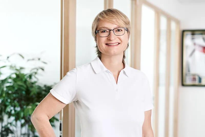 Dr. med. Valeska Mohr ist Fachärztin für Orthopädie und Unfallchirurgie, Zusatzbezeichnungen Naturheilverfahren, Sportmedizin und Chirotherapie, Diplom-Sportlehrerin, Leitende Ärztin der Praxis für komplementäre Orthopädie und Integrative Medizin in der Orthopädie Mediapark.