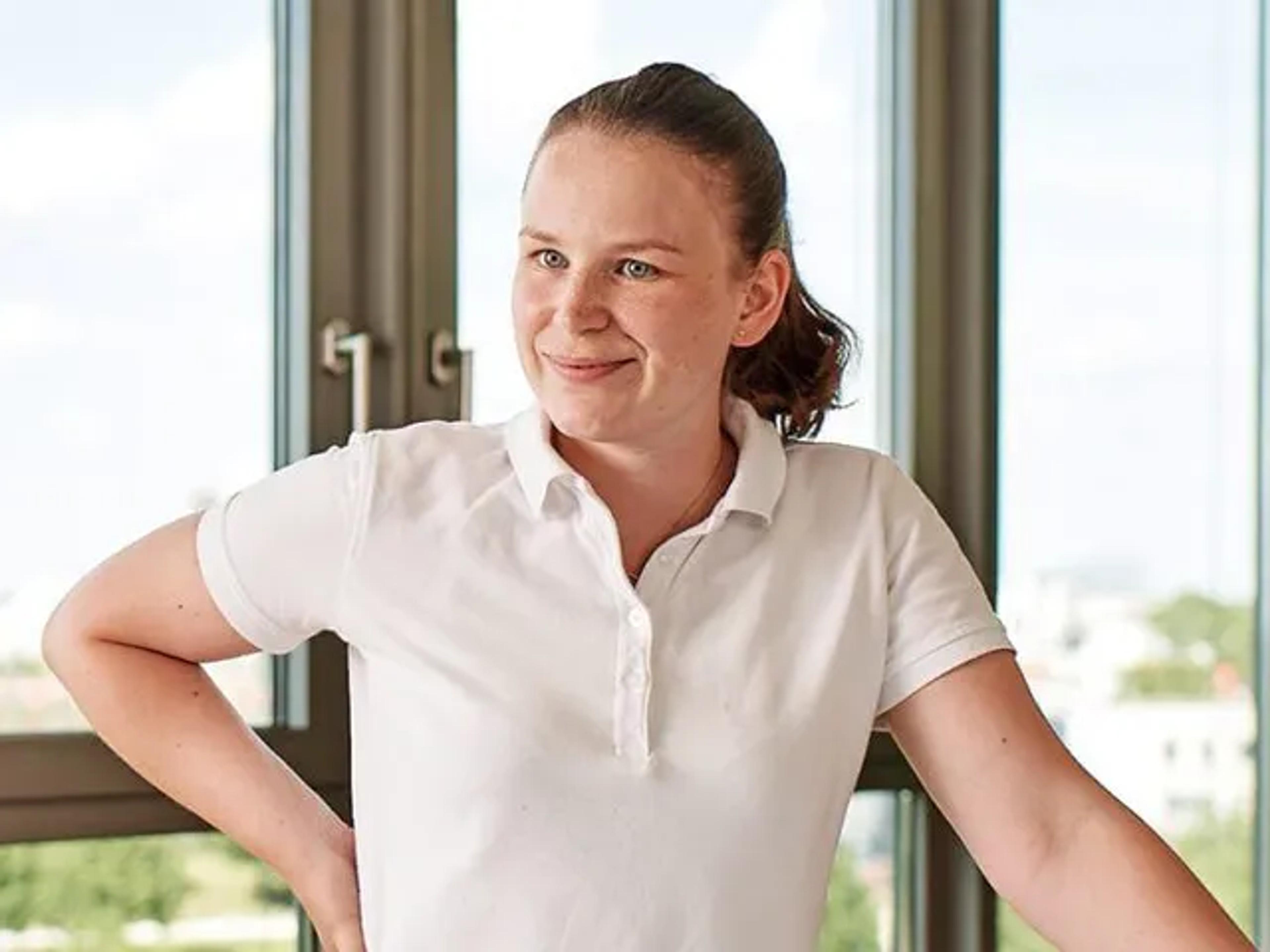 Marieke Jolie im Patientengespräch in einem Zimmer in der Klinik der Orthopädie Mediapark.