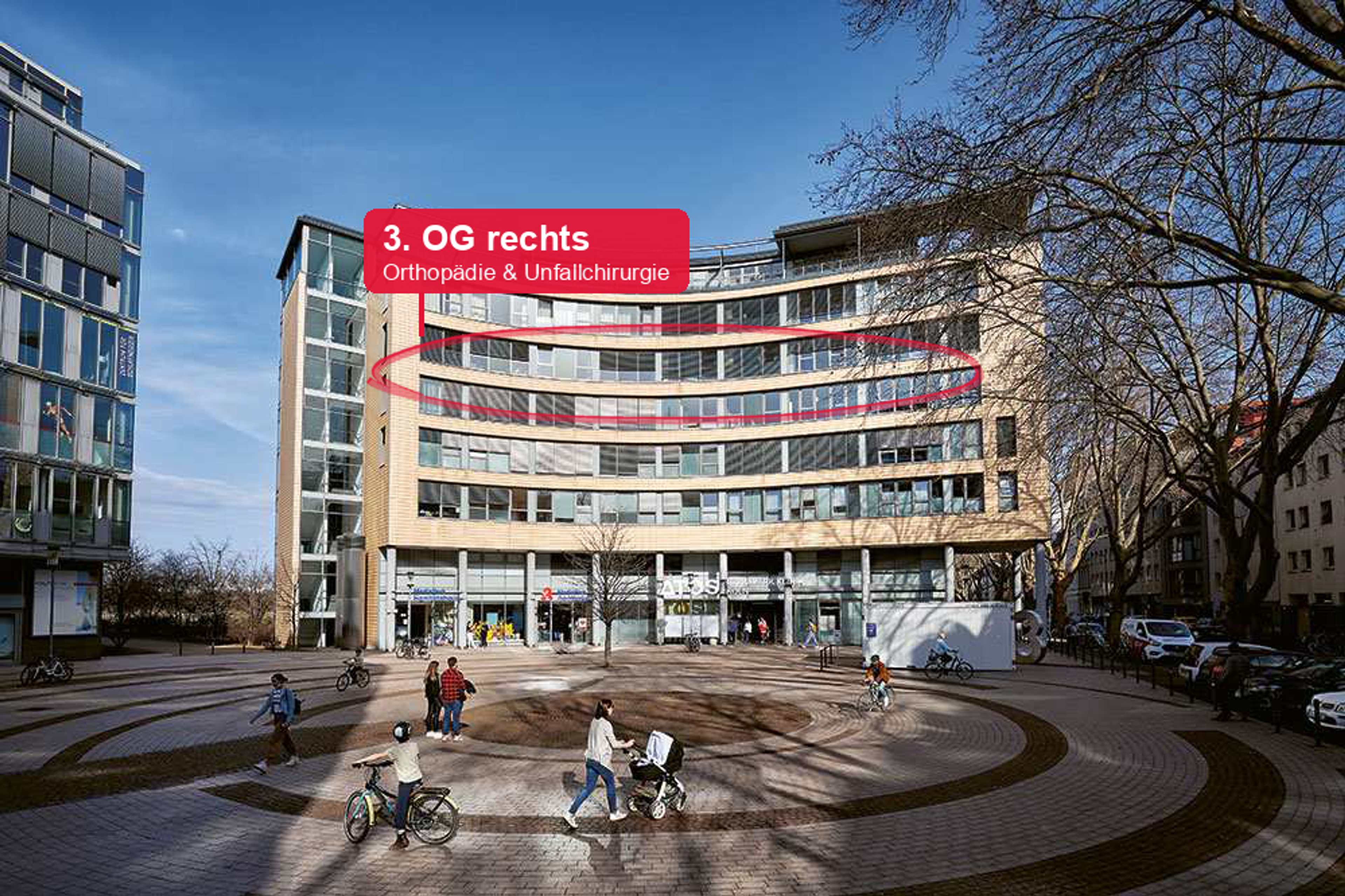 Außenansicht des MediaPark-Gebäudes in Köln. Die Etage der Orthopädie und Unfallchirurgie im 3. Obergeschoss rechts ist auf dem Gebäude markiert.