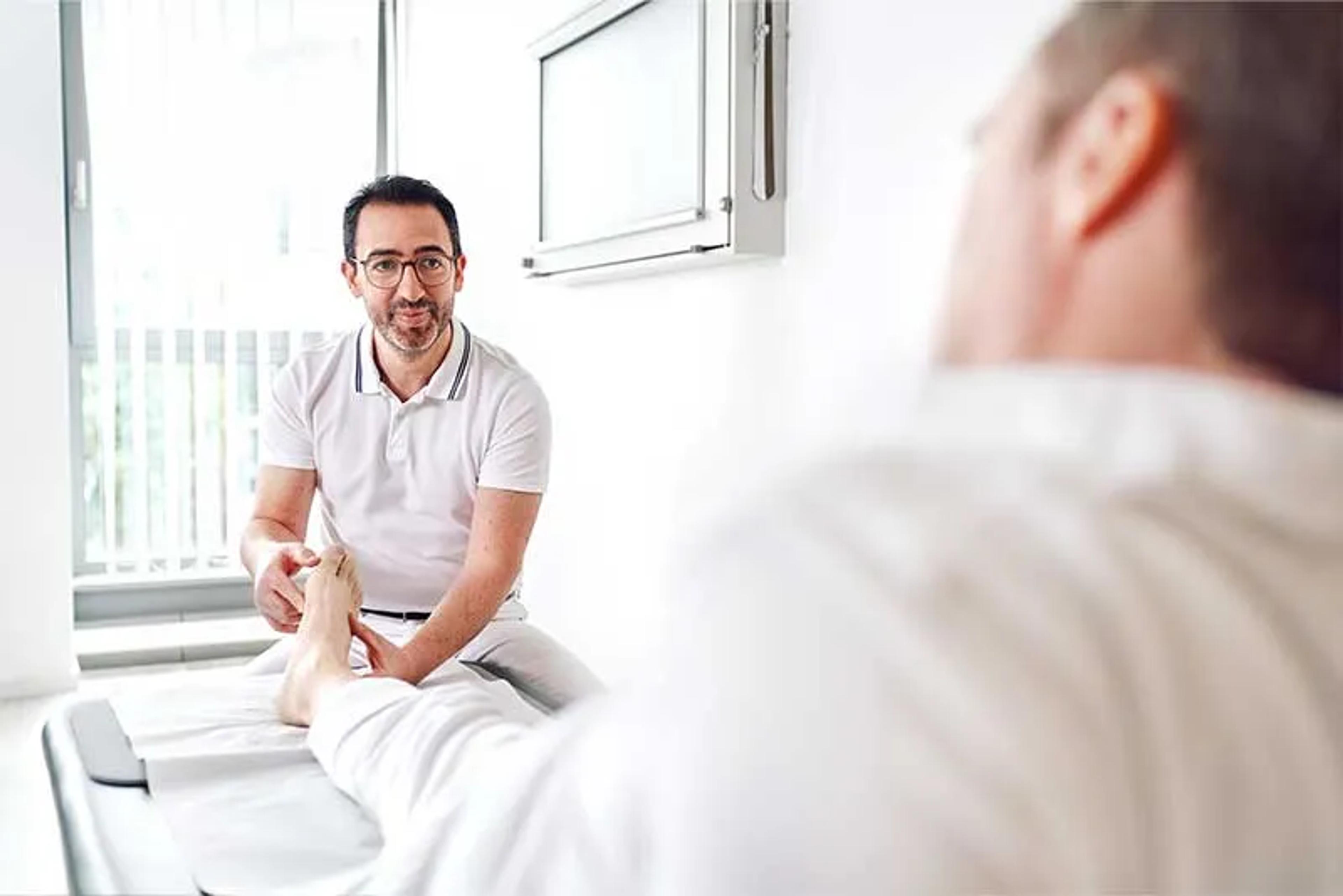 Patient erhält konservative Behandlung am Knie
