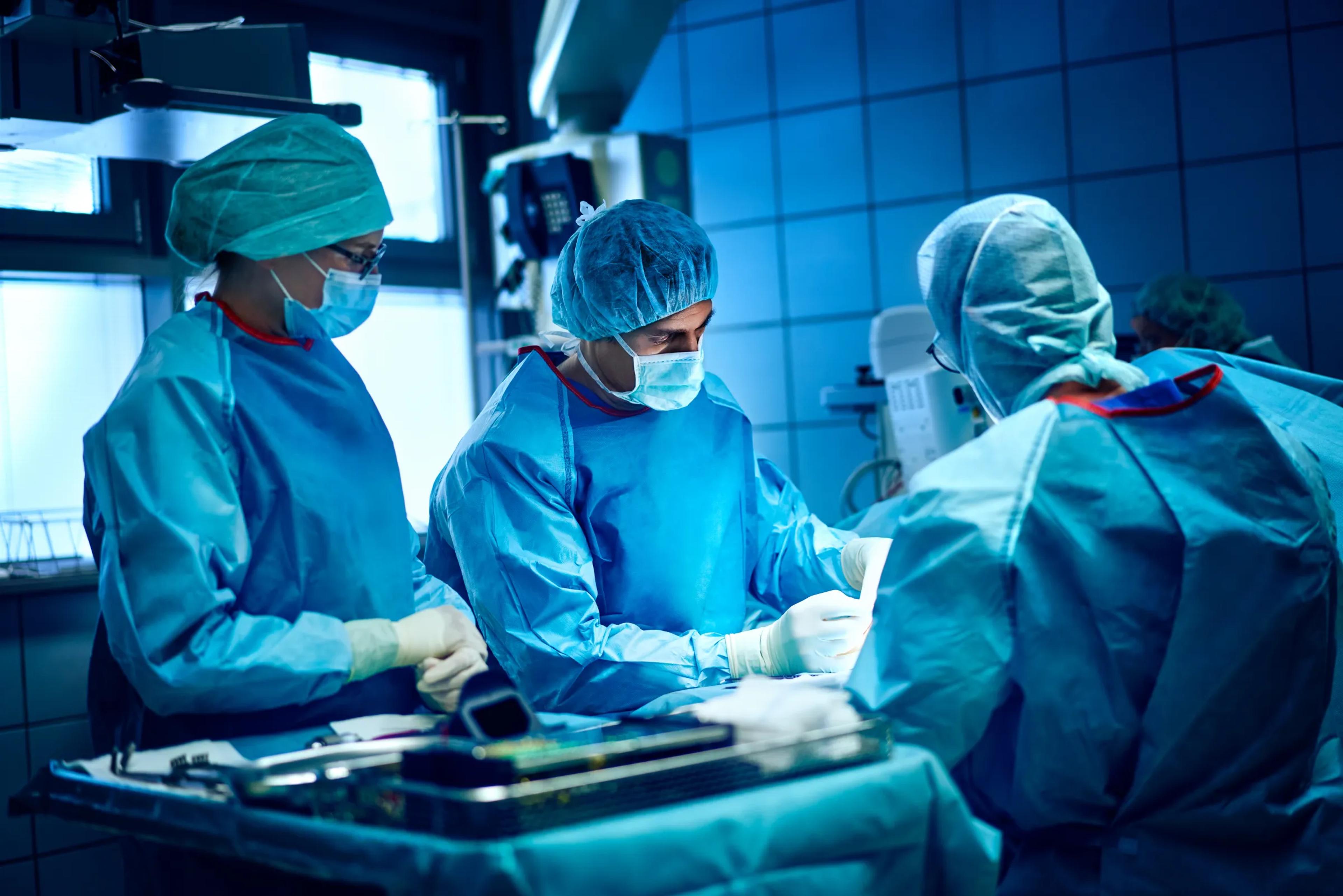 OP-Team während einer Schulteroperation