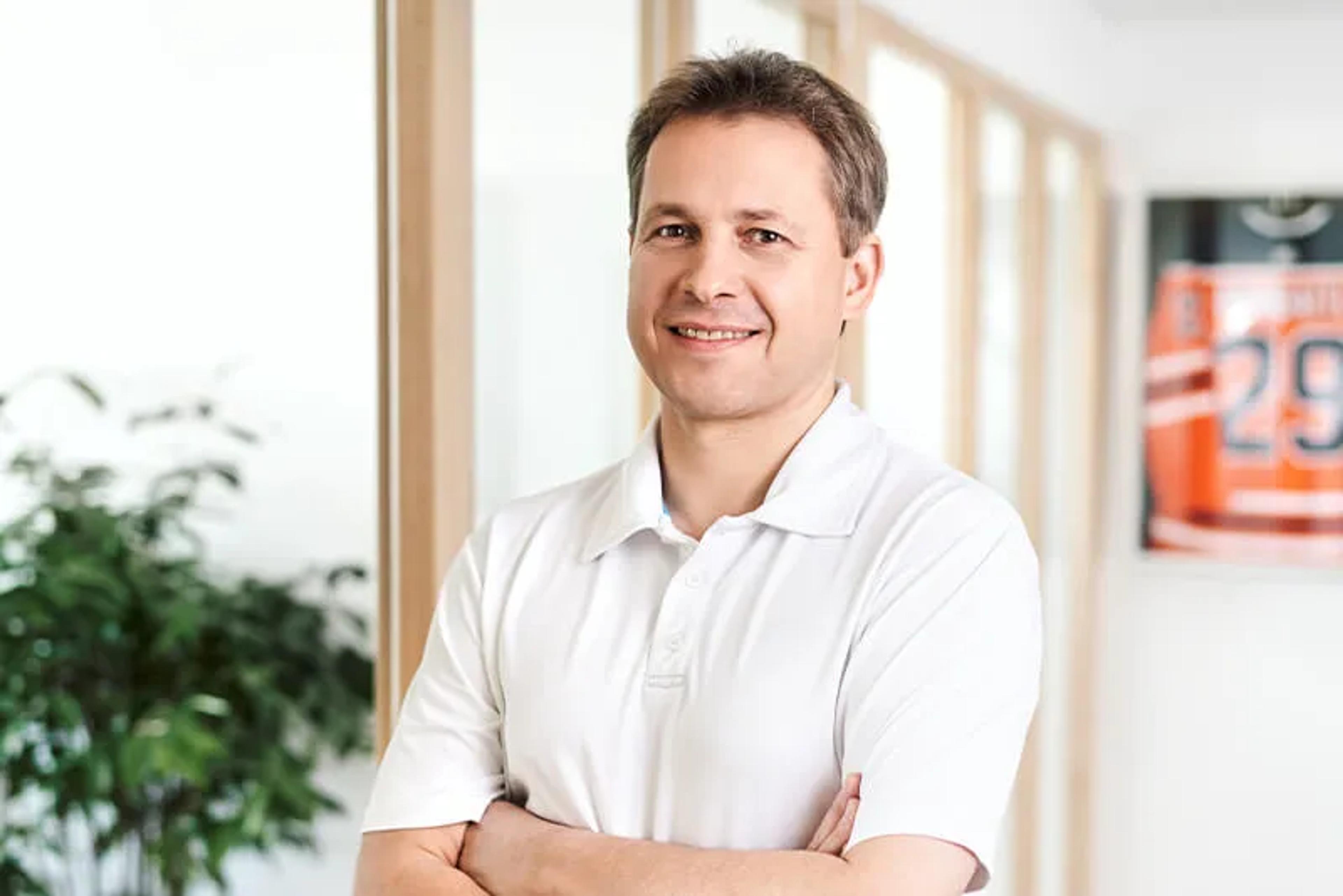 Dr. med. Matthias Säugling ist Facharzt für Orthopädie und Unfallchirurgie, Sportmedizin in der Orthopädie Mediapark, Mannschaftsarzt der Kölner Haie, Betreuender Arzt des Olympiastützpunktes Rheinland, Gesellschafter des IFD (Institut für funktionelle Diagnostik)