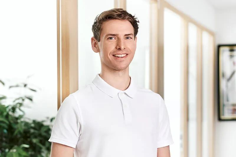 Bastian Degenhardt ist als Arzt in der Orthopädie Mediapark tätig.