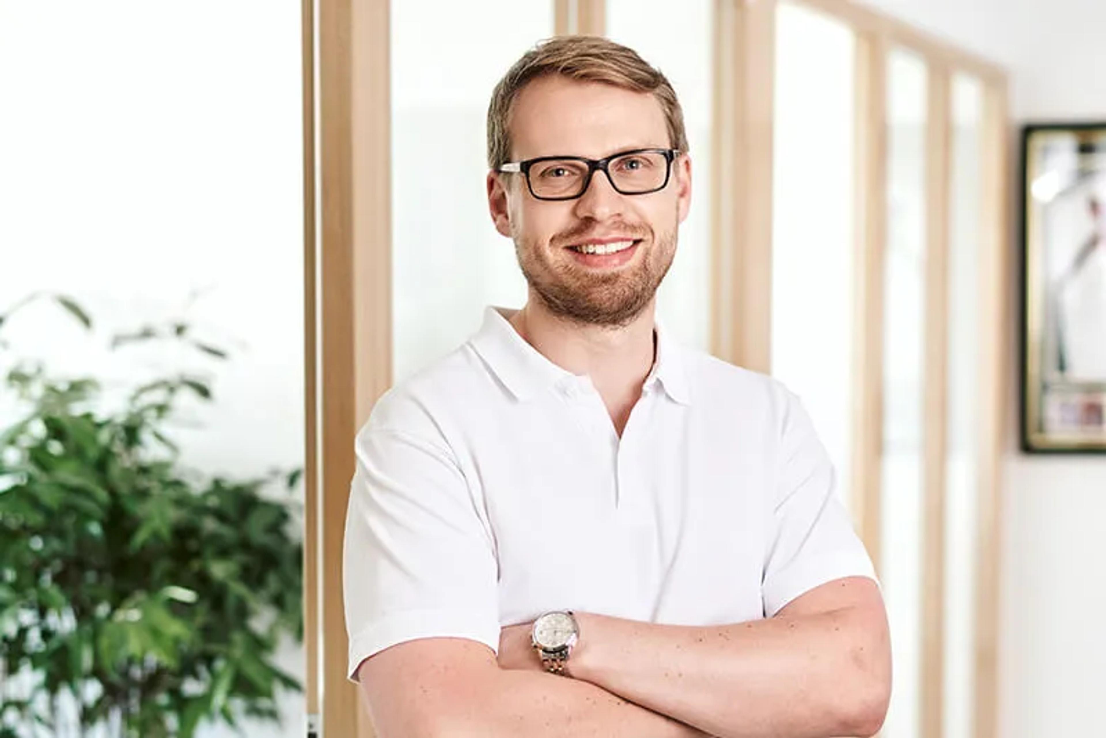Alexander Schreiber ist als Arzt in der Orthopädie Mediapark tätig.