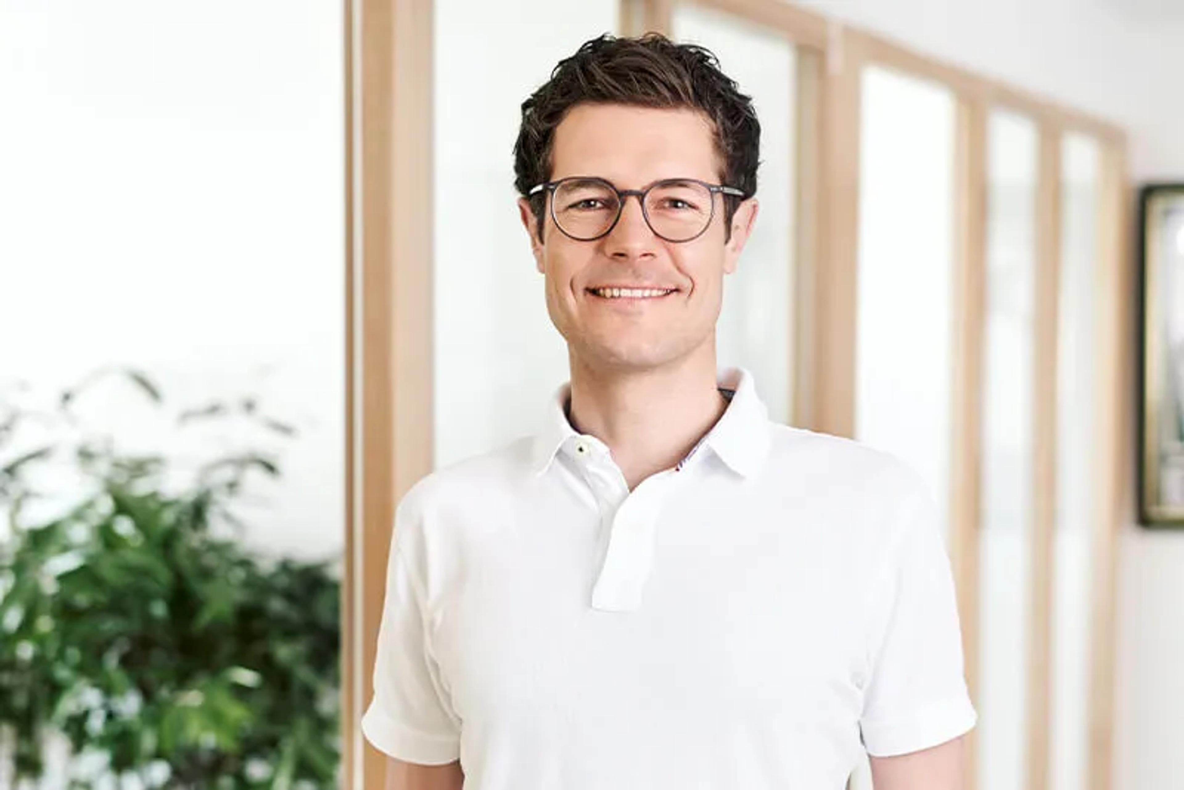 Dr. med. Georg Reith ist Facharzt für Orthopädie und Unfallchirurgie, Akupunktur, Chirotherapie und Notfallmedizin in der Orthopädie Mediapark.