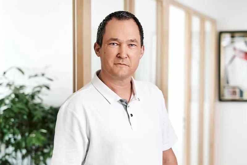 Dr. med. Christoph Bierdel ist Facharzt für Orthopädie, Chirotherapie, Akupunktur, Spezialist für konservative Wirbelsäulentherapie in der Orthoädie Mediapark.
