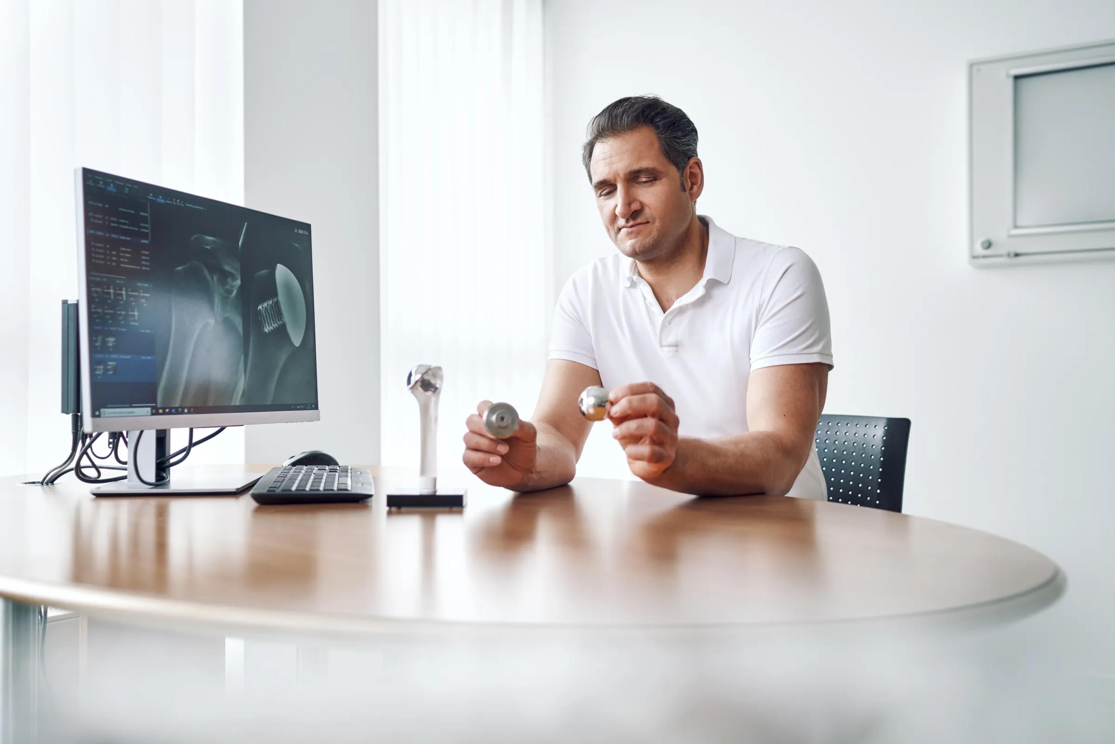 Beratung zur Schulterprothese mit Implantatkomponenten