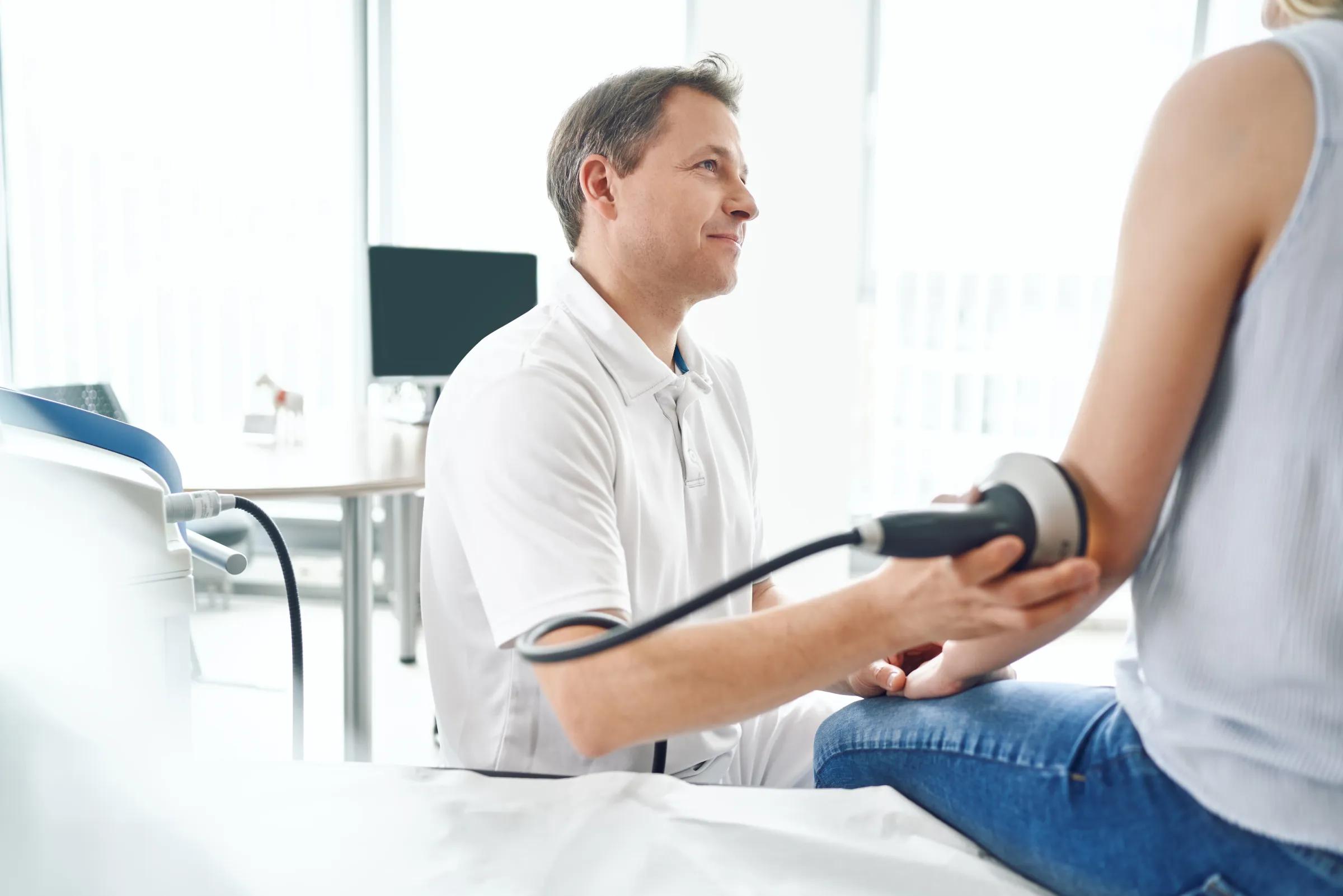Fokussierte Stoßwellentherapie am Ellenbogen