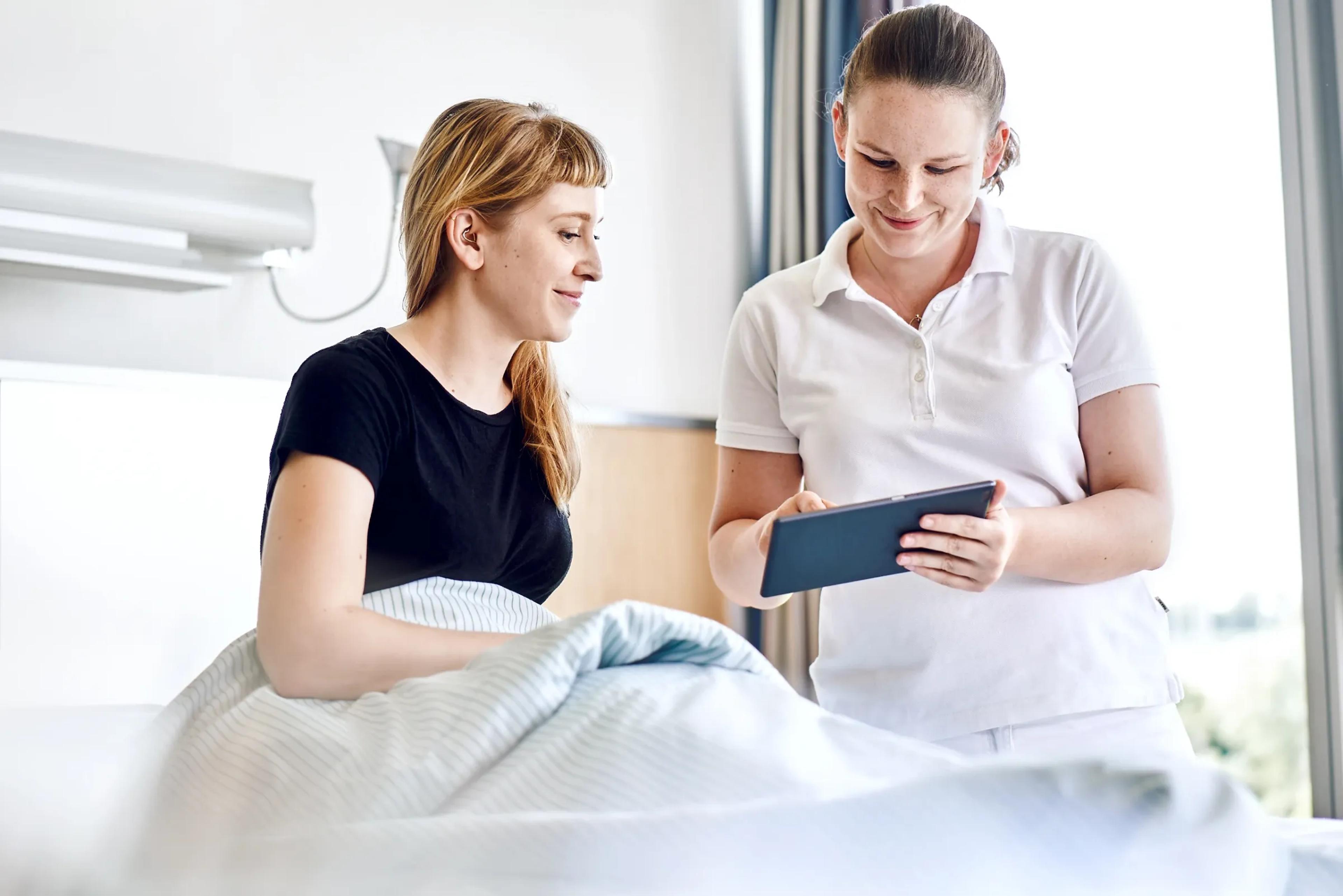 Betreuung am Patientenbett auf der Station