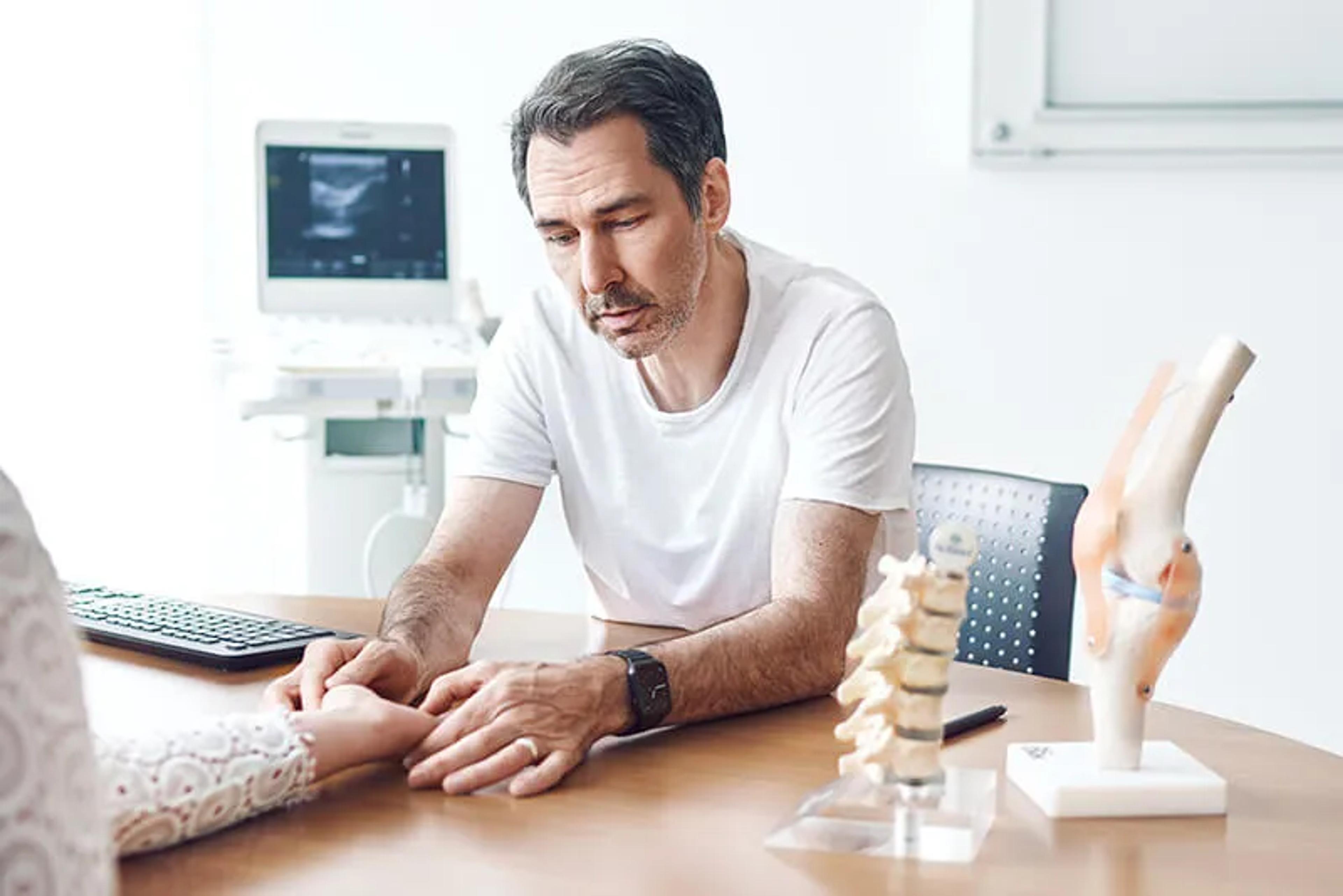 Ärzte werten ein Röntgenbild aus: Diagnostik