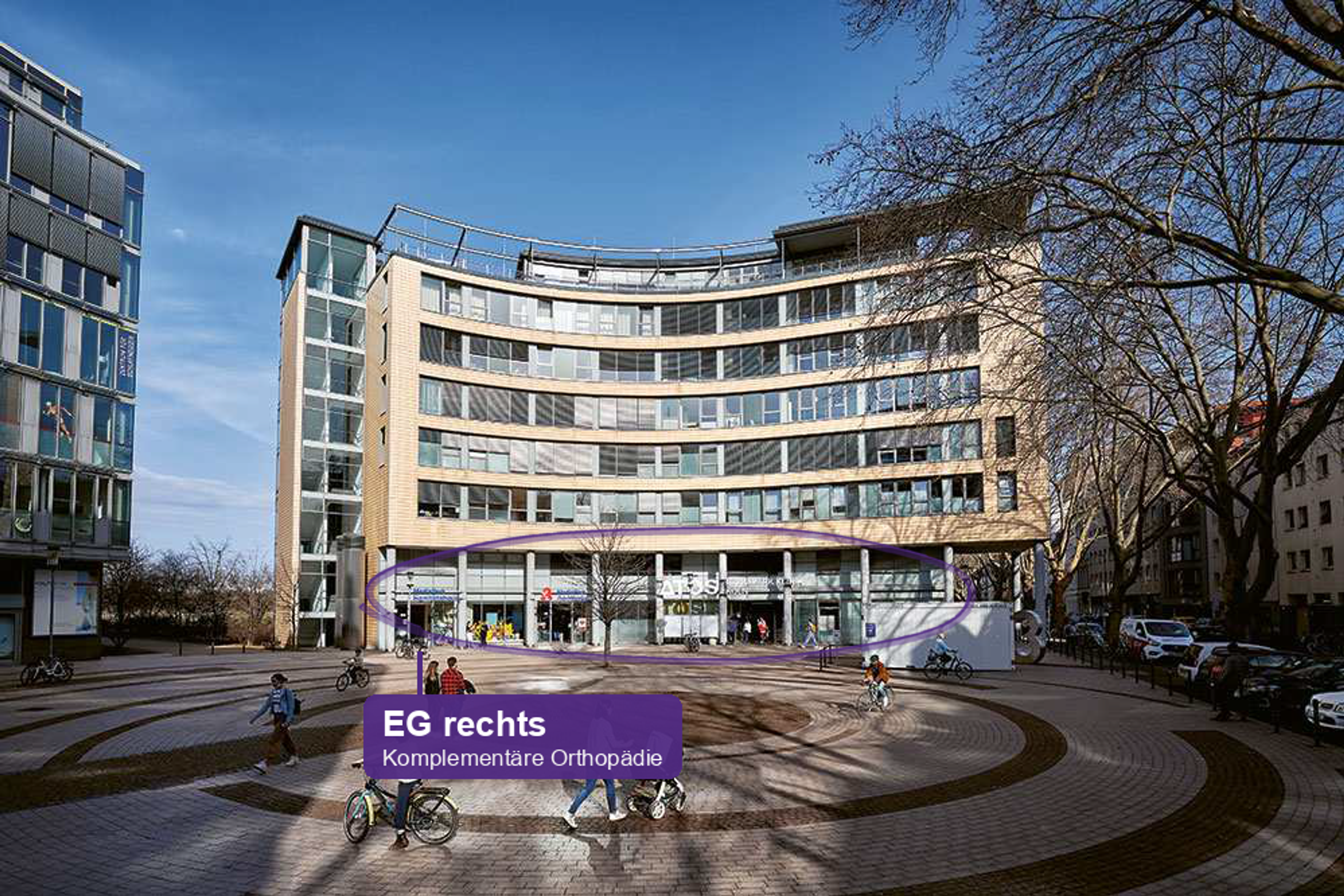 Außenansicht des MediaPark-Gebäudes in Köln. Die Etage der Komplementären Orthopädie im Erdgeschoss rechts ist auf dem Gebäude markiert.