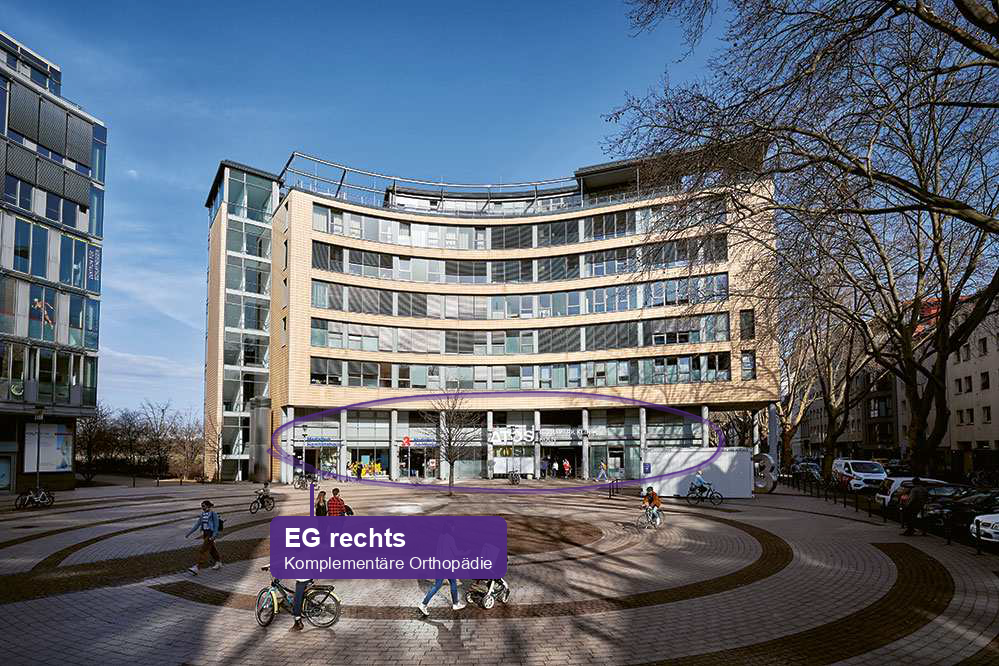 Außenansicht des MediaPark-Gebäudes in Köln. Die Etage der Komplementären Orthopädie im Erdgeschoss rechts ist auf dem Gebäude markiert.