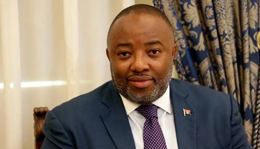 Article: Ministro da Indústria e Comércio exonerado pelo Presidente