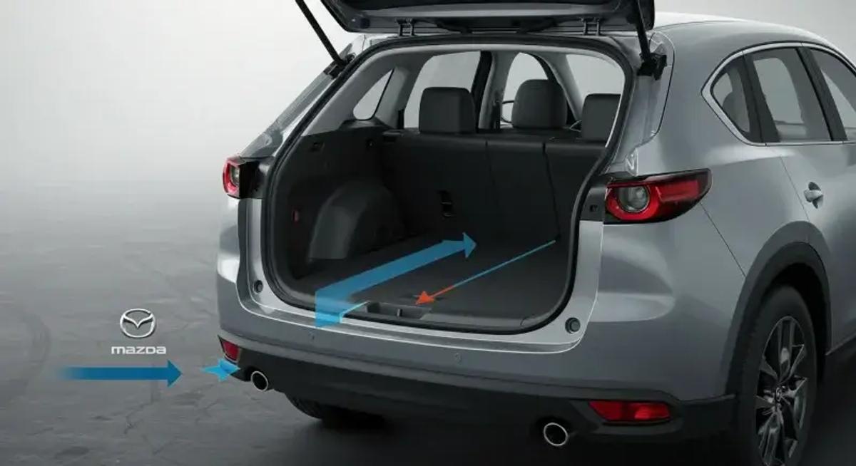 CX-8の荷室に潜む「積みにくさ」を表現したイラスト。段差やシート干渉などの制約を落ち着いたトーンで描写。画像の端にマツダロゴあり。