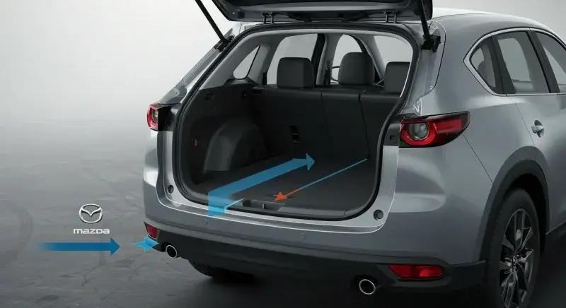 CX-8の荷室に潜む「積みにくさ」を表現したイラスト。段差やシート干渉などの制約を落ち着いたトーンで描写。画像の端にマツダロゴあり。