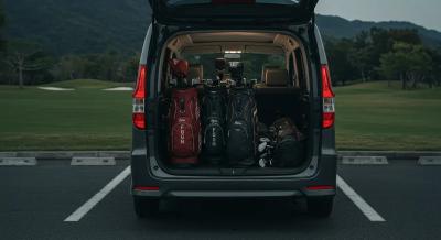 ステップワゴンの後部ハッチを開け、複数のゴルフバッグをきれいに積んだ様子を広角で描いたアイキャッチ用リアルイラスト。背景はゴルフ場の駐車場をイメージ