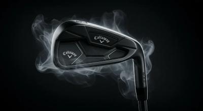 謎に包まれた漆黒のアイアンの正体を表現した抽象イラスト。煙や霧の中に浮かび上がるアイアンが、その秘められた性能と神秘的な魅力を示唆する。