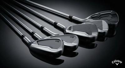 複数の最新ゴルフアイアンを斜めに並べたイメージ。金属質の質感と流れるような形状を持ち、デザインを特定できない抽象的な構成。画像端にキャロウェイロゴを控えめに配置。