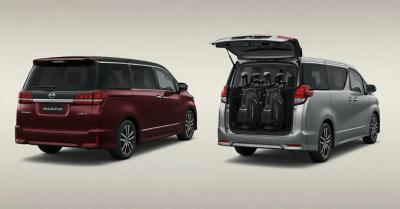 ボルドー×ブラックルーフのエルグランド風シルエットと、グレーのアルファード風シルエットを後ろ斜めから。どちらもテールゲートを開け、エルグランドには多くのゴルフバッグが余裕で並び、アルファードは本数が少なく一部が斜め。文字なし・ロゴは端。