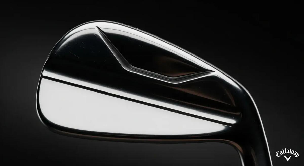 金属質の質感と光の反射を中心にした抽象的なスタジオカット。アイアンの一部のみが見え、デザインは明確にせず高級感を演出。暗めの背景にロゴを端に配置。