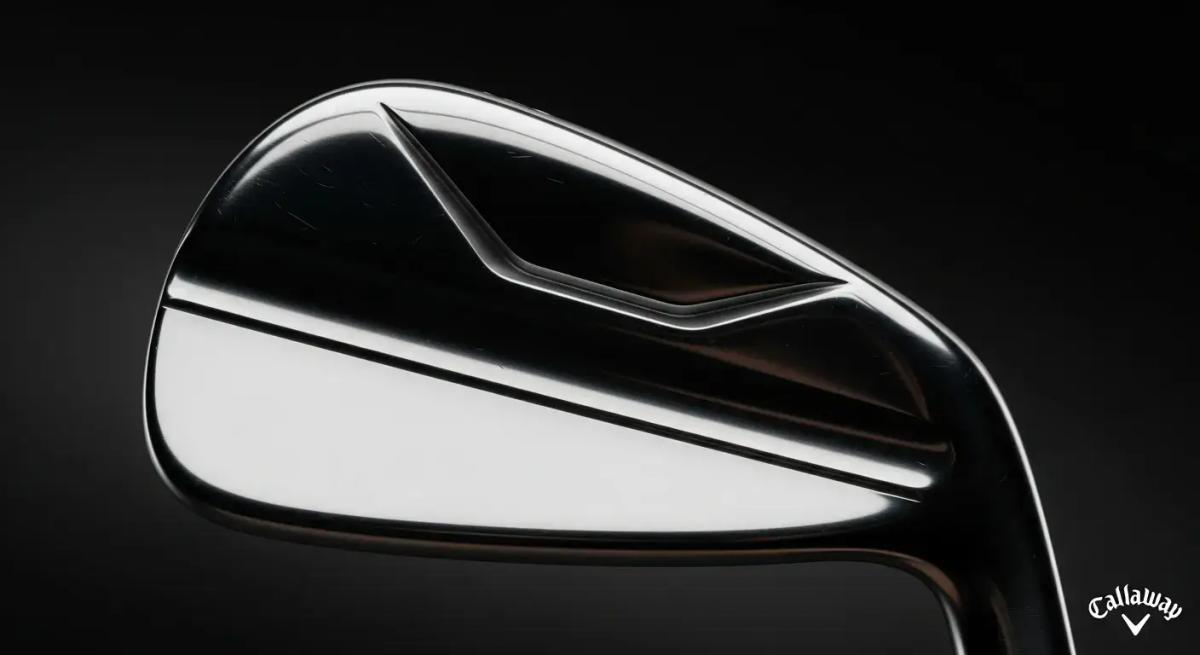 金属質の質感と光の反射を中心にした抽象的なスタジオカット。アイアンの一部のみが見え、デザインは明確にせず高級感を演出。暗めの背景にロゴを端に配置。