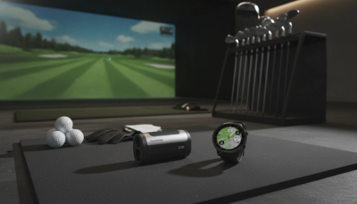 Garminのレーザー距離計Approach Z30とGPSウォッチApproach S70が並べて置かれているスタイリッシュな製品画像