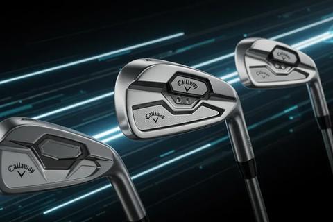 キャロウェイAPEXアイアンA200、A300、TI FUSIONの比較を、広角でダイナミックに表現した抽象イラスト。一つに焦点を当てつつ、三つの違いを示す。