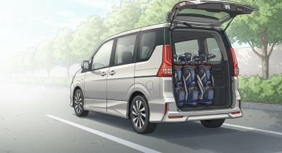 新型セレナ風のミニバンが朝の駐車場でテールゲートを開け、複数のゴルフバッグをきれいに積載している漫画風イラスト。